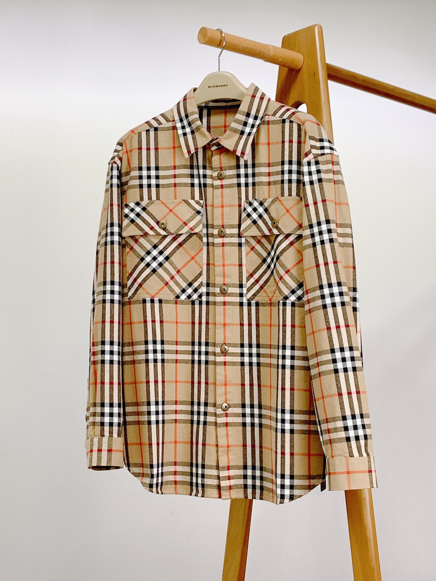 
Burberry 巴宝莉 2025FW早秋新品
休闲格纹衬衫外套 | 经典格纹的不朽魅力
经典的卡其底