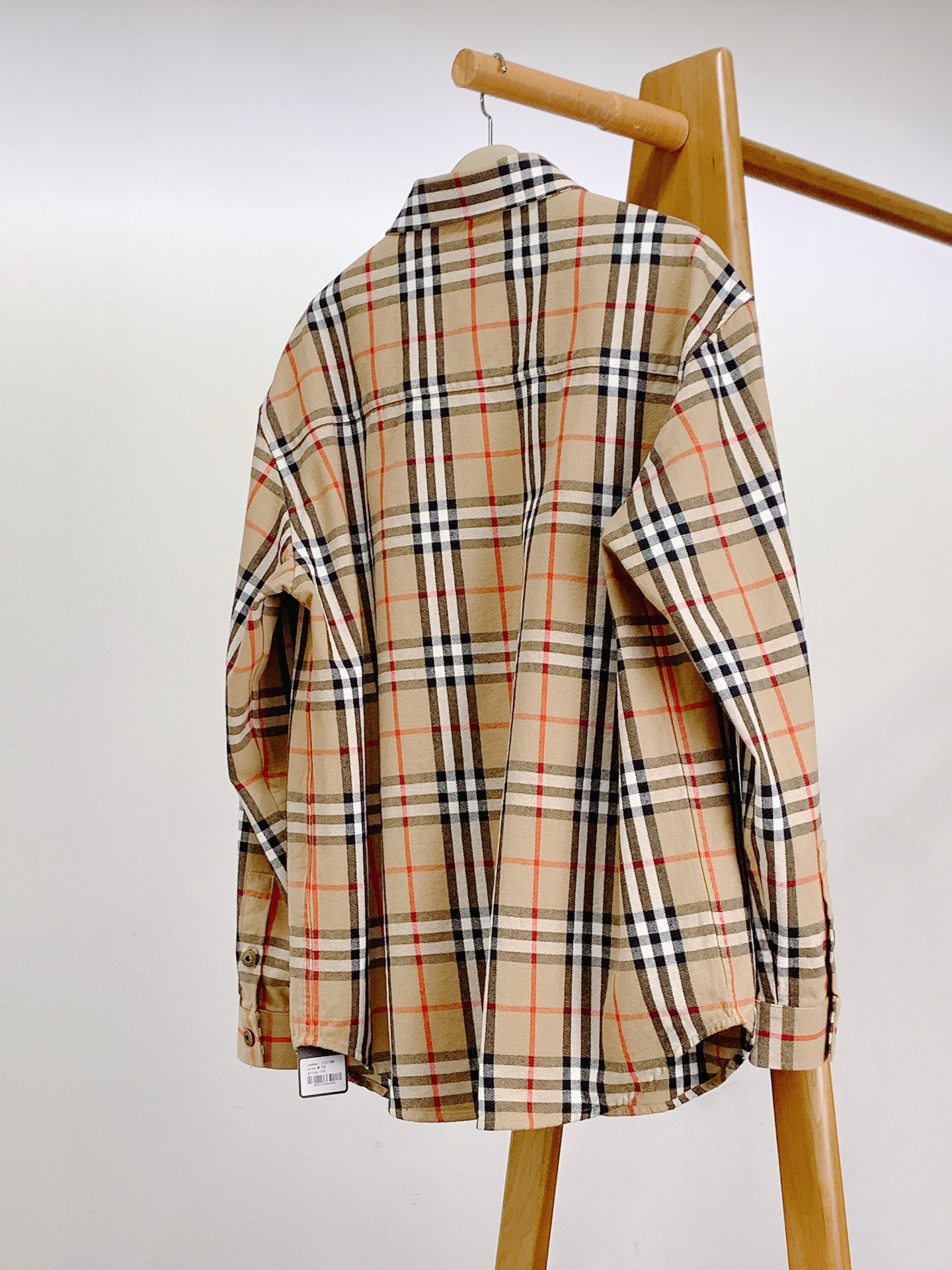 
Burberry 巴宝莉 2025FW早秋新品
休闲格纹衬衫外套 | 经典格纹的不朽魅力
经典的卡其底