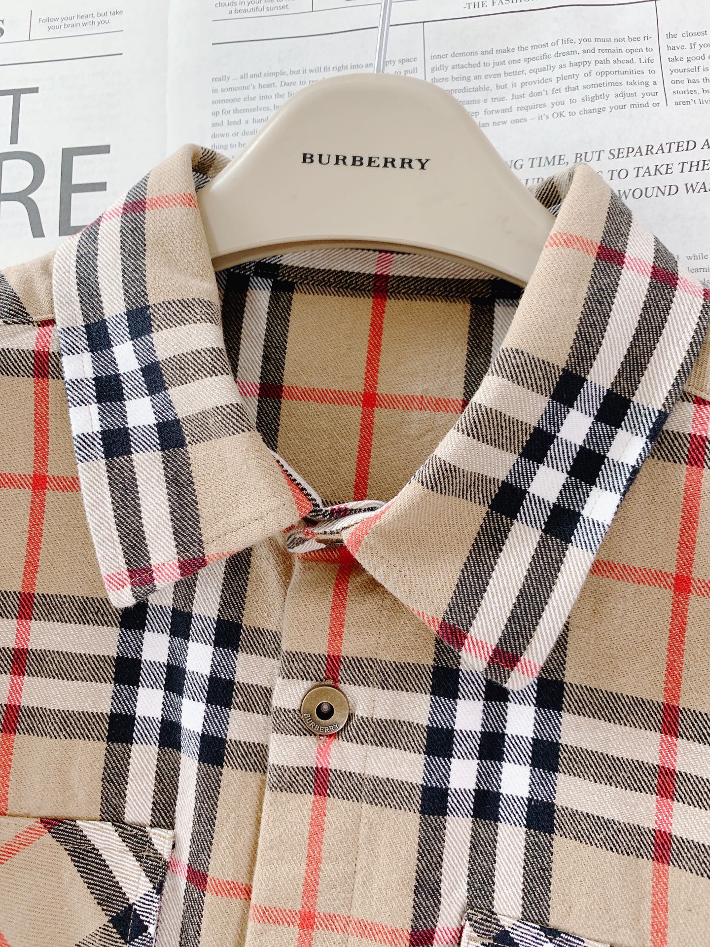 
Burberry 巴宝莉 2025FW早秋新品
休闲格纹衬衫外套 | 经典格纹的不朽魅力
经典的卡其底