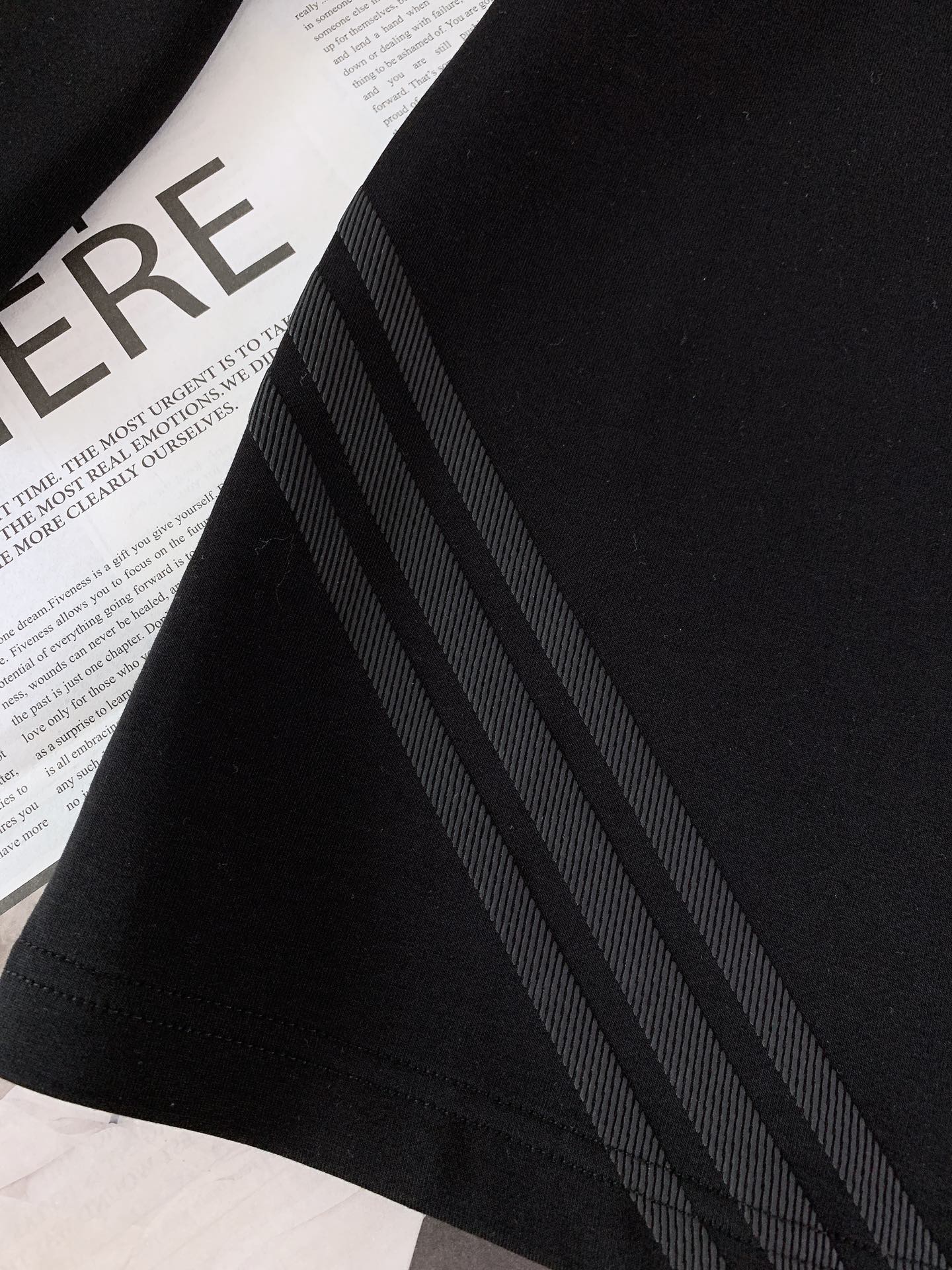 
Burberry 巴宝莉 2025FW早秋新品
休闲打底衫。经典格纹元素，一眼即识的BBR
肩部与下摆