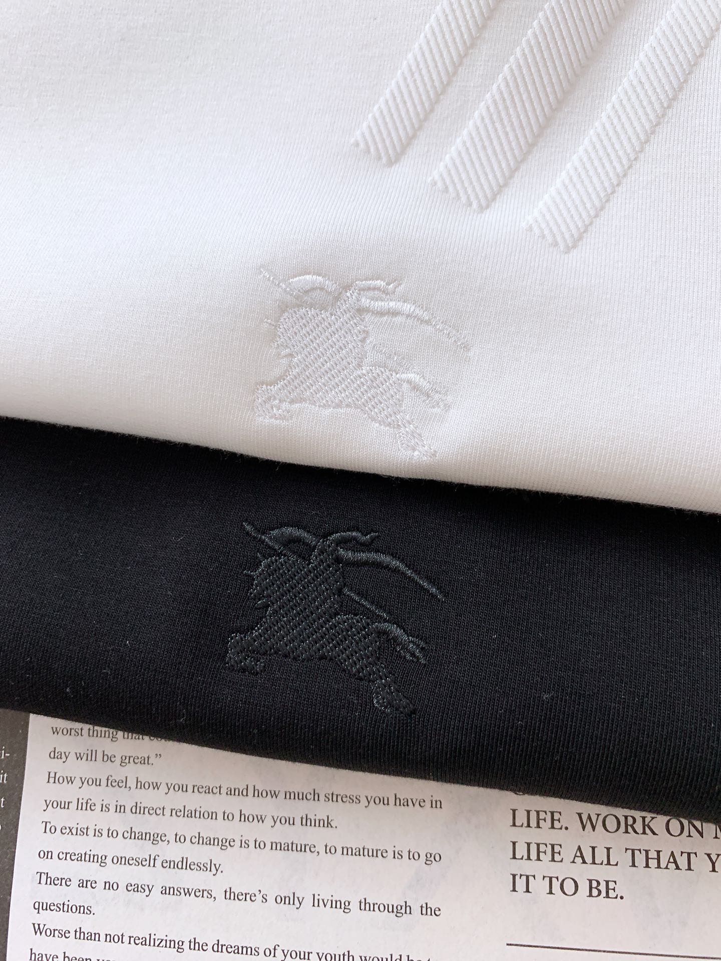 
Burberry 巴宝莉 2025FW早秋新品
休闲打底衫。经典格纹元素，一眼即识的BBR
肩部与下摆