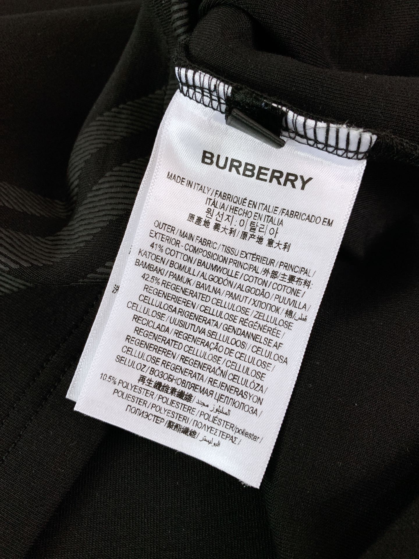 
Burberry 巴宝莉 2025FW早秋新品
休闲打底衫。经典格纹元素，一眼即识的BBR
肩部与下摆