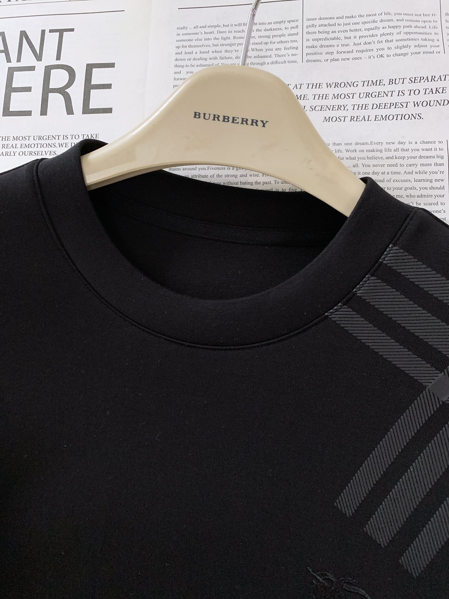 
Burberry 巴宝莉 2025FW早秋新品
休闲打底衫。经典格纹元素，一眼即识的BBR
肩部与下摆