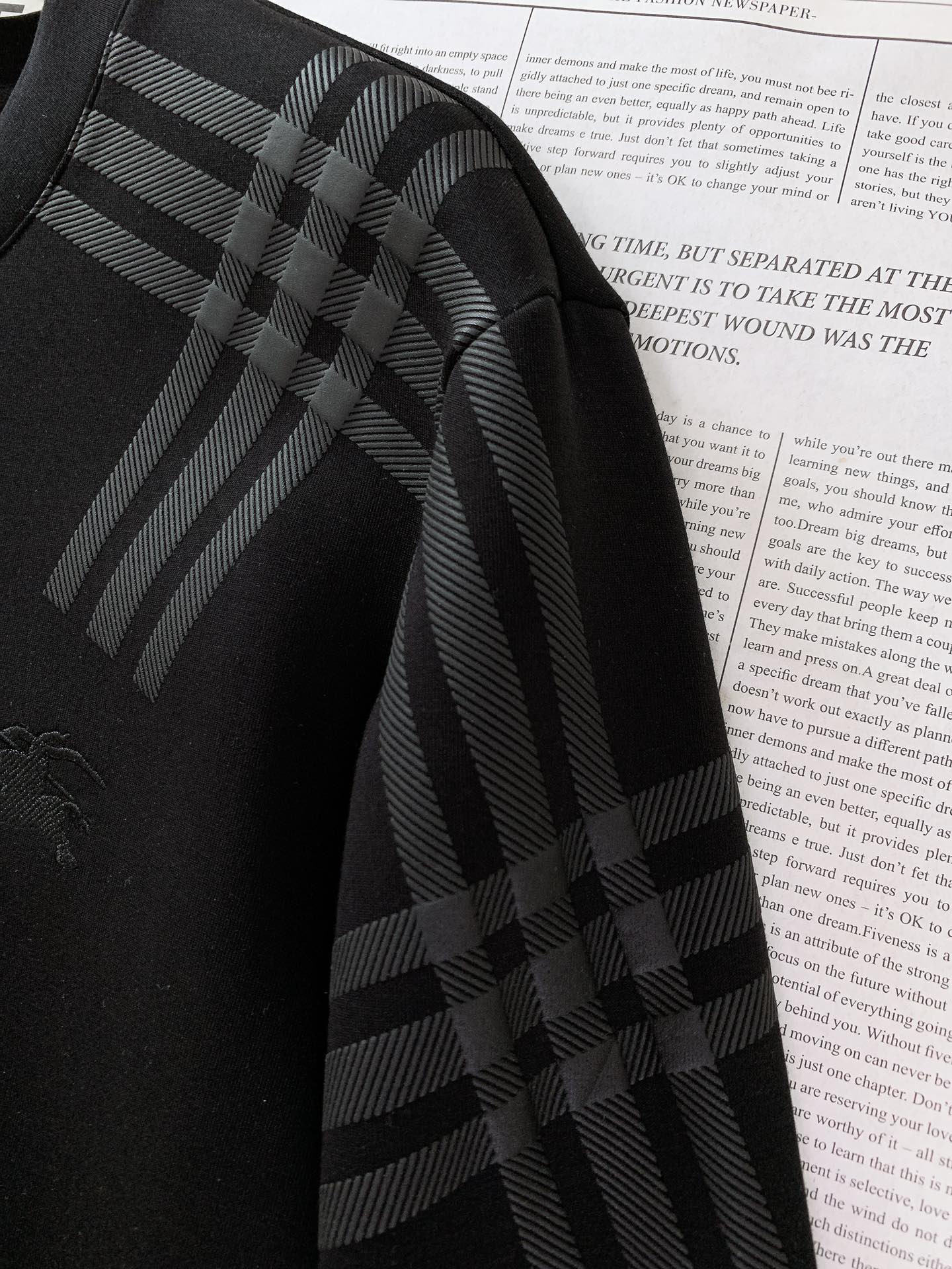 
Burberry 巴宝莉 2025FW早秋新品
休闲打底衫。经典格纹元素，一眼即识的BBR
肩部与下摆