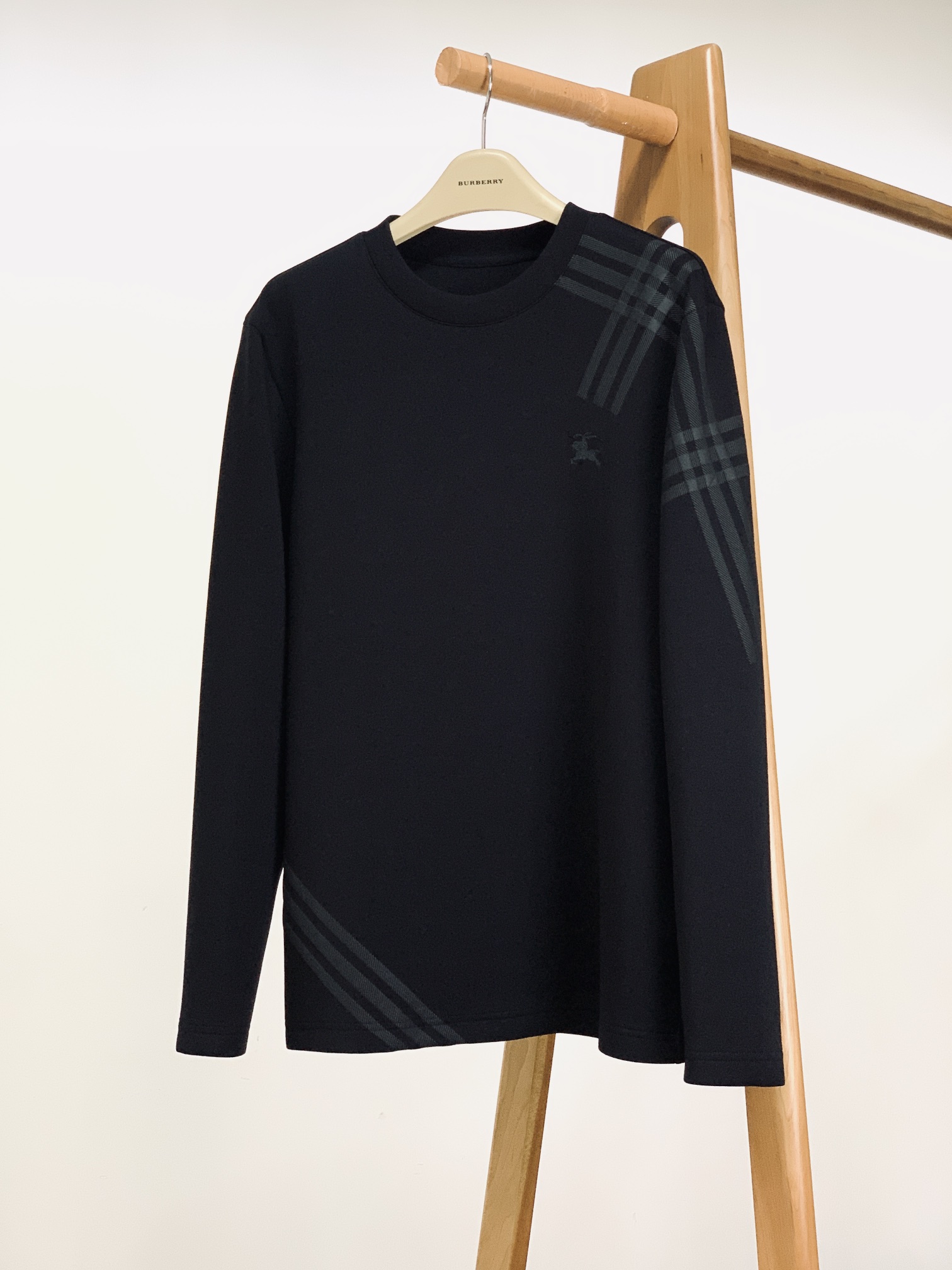 
Burberry 巴宝莉 2025FW早秋新品
休闲打底衫。经典格纹元素，一眼即识的BBR
肩部与下摆