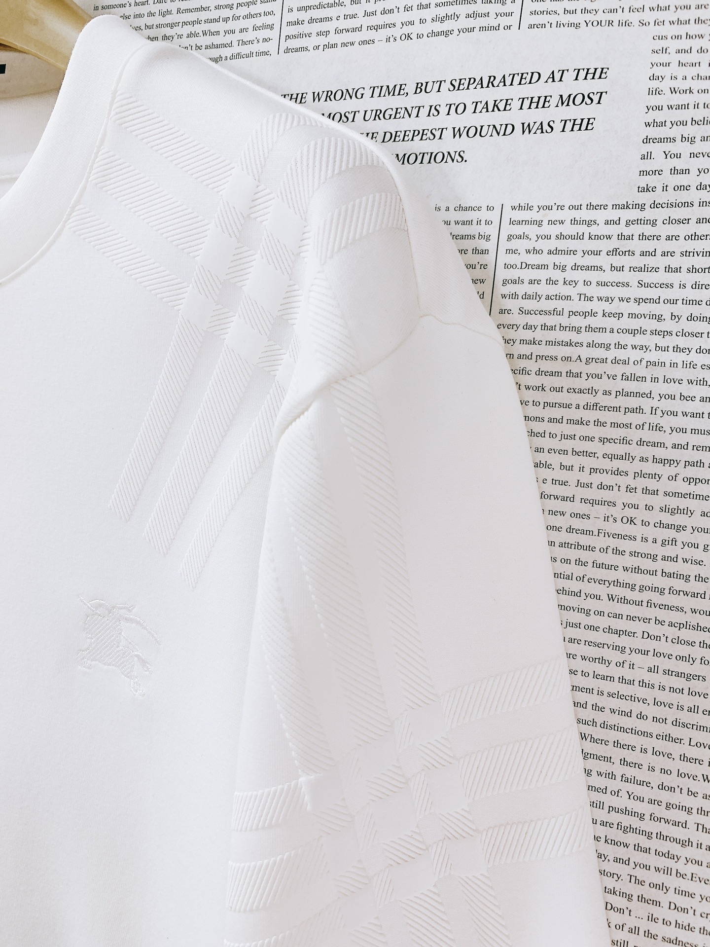 
Burberry 巴宝莉 2025FW早秋新品
休闲打底衫。经典格纹元素，一眼即识的BBR
肩部与下摆