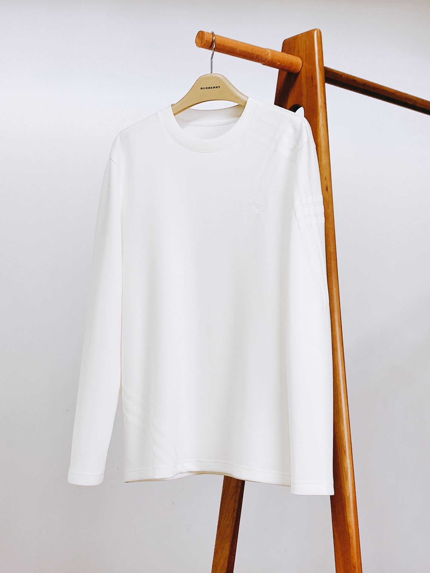 
Burberry 巴宝莉 2025FW早秋新品
休闲打底衫。经典格纹元素，一眼即识的BBR
肩部与下摆