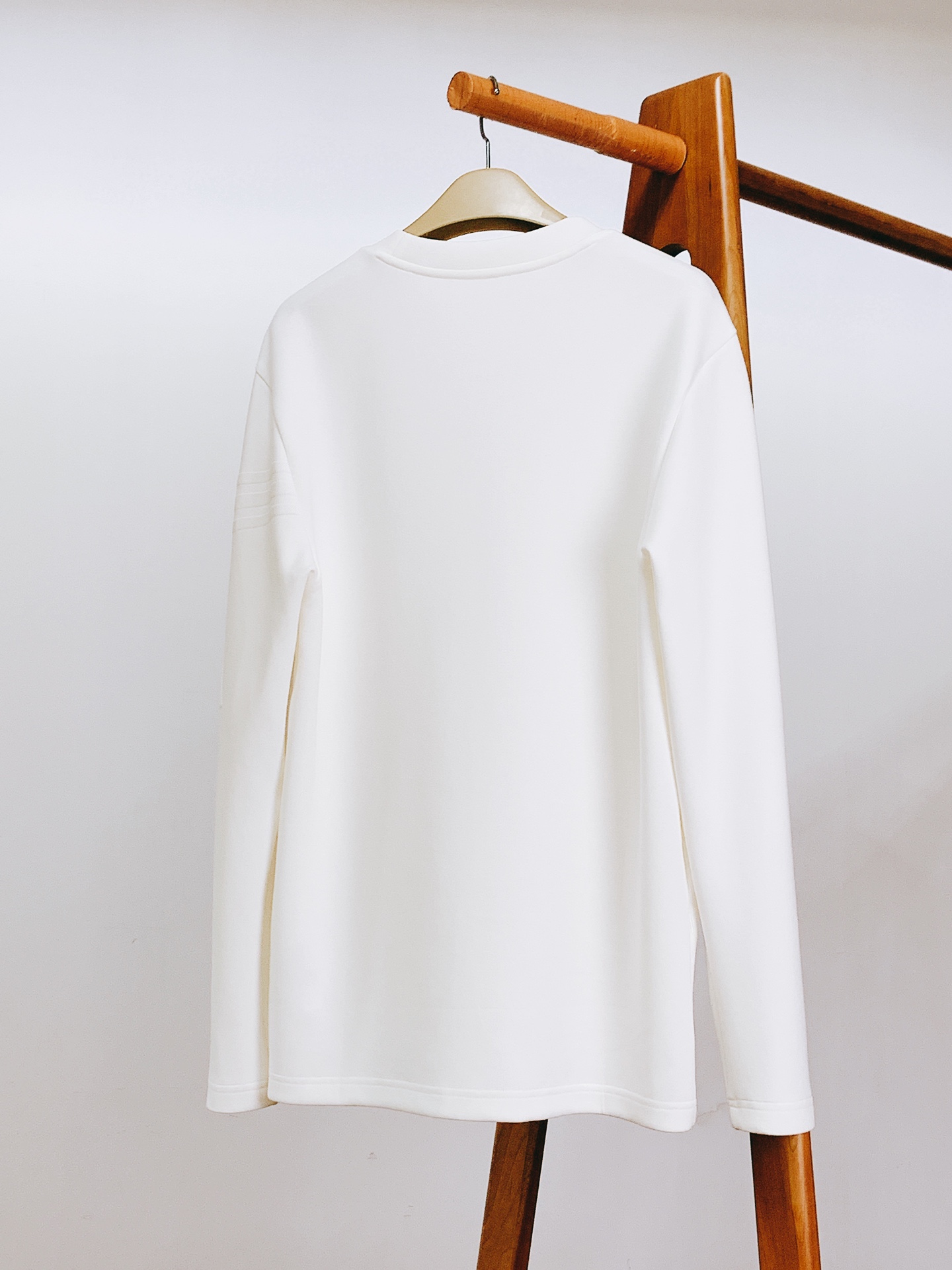 
Burberry 巴宝莉 2025FW早秋新品
休闲打底衫。经典格纹元素，一眼即识的BBR
肩部与下摆