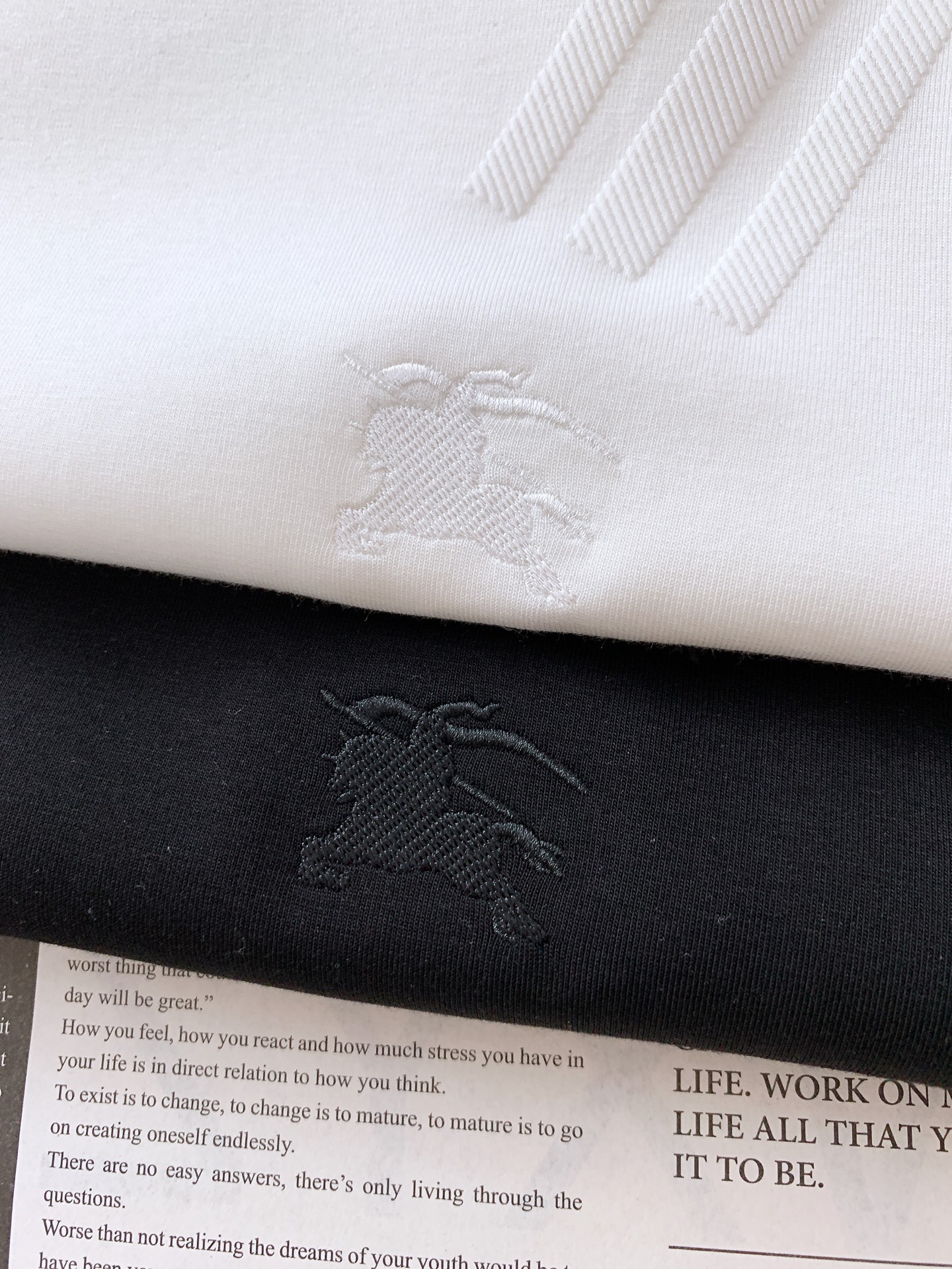 
Burberry 巴宝莉 2025FW早秋新品
休闲打底衫。经典格纹元素，一眼即识的BBR
肩部与下摆