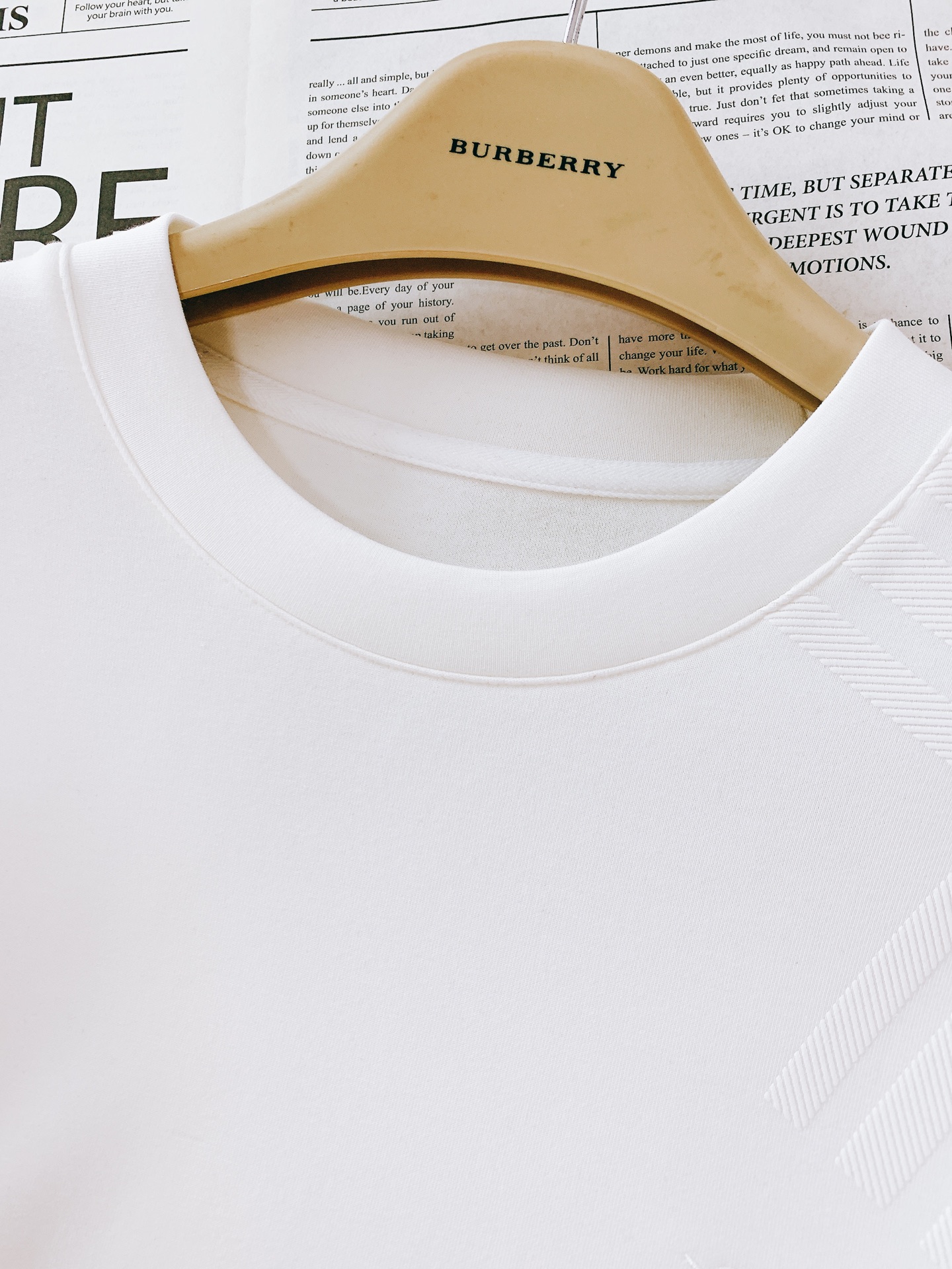 
Burberry 巴宝莉 2025FW早秋新品
休闲打底衫。经典格纹元素，一眼即识的BBR
肩部与下摆