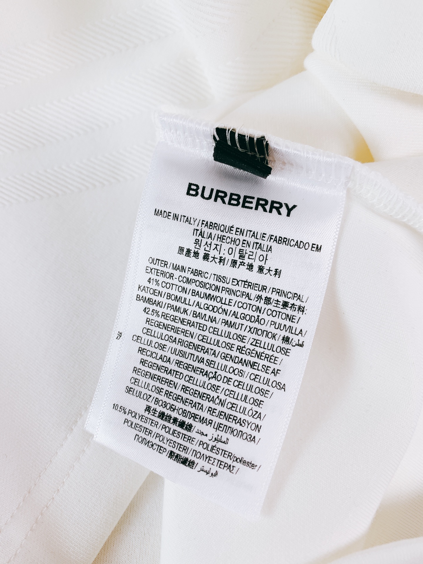 
Burberry 巴宝莉 2025FW早秋新品
休闲打底衫。经典格纹元素，一眼即识的BBR
肩部与下摆