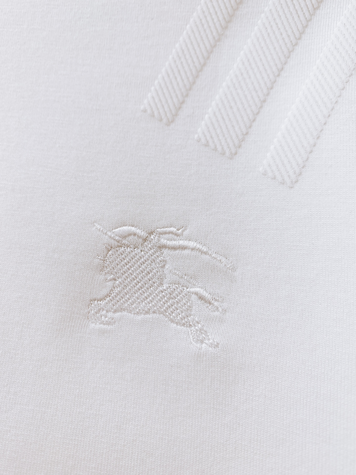 
Burberry 巴宝莉 2025FW早秋新品
休闲打底衫。经典格纹元素，一眼即识的BBR
肩部与下摆