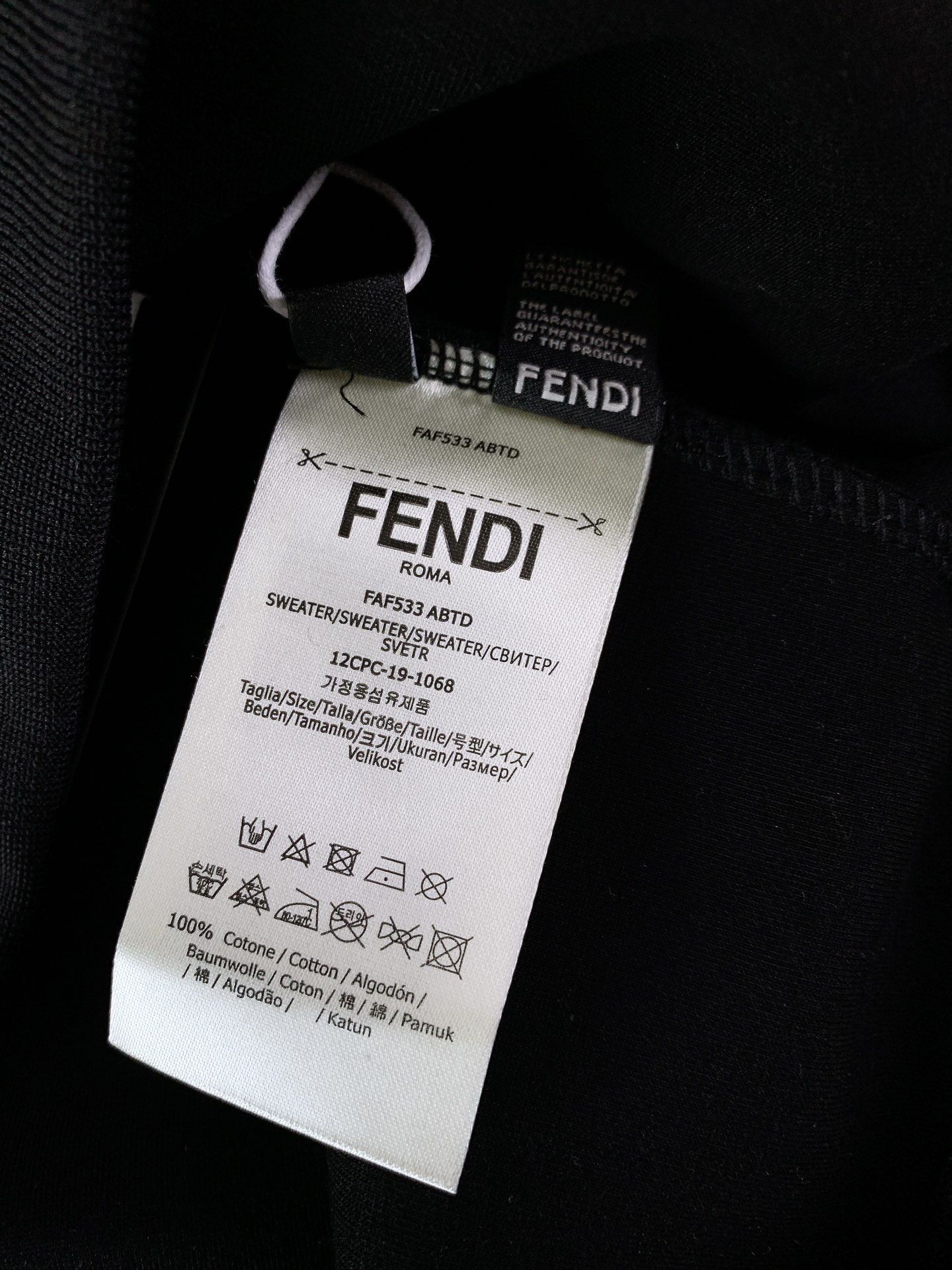 ￼
Fendi 芬迪 2025FW早秋新品 
休闲连帽卫衣。胸前立体刺绣的双F标识，不是简单“印上去”，