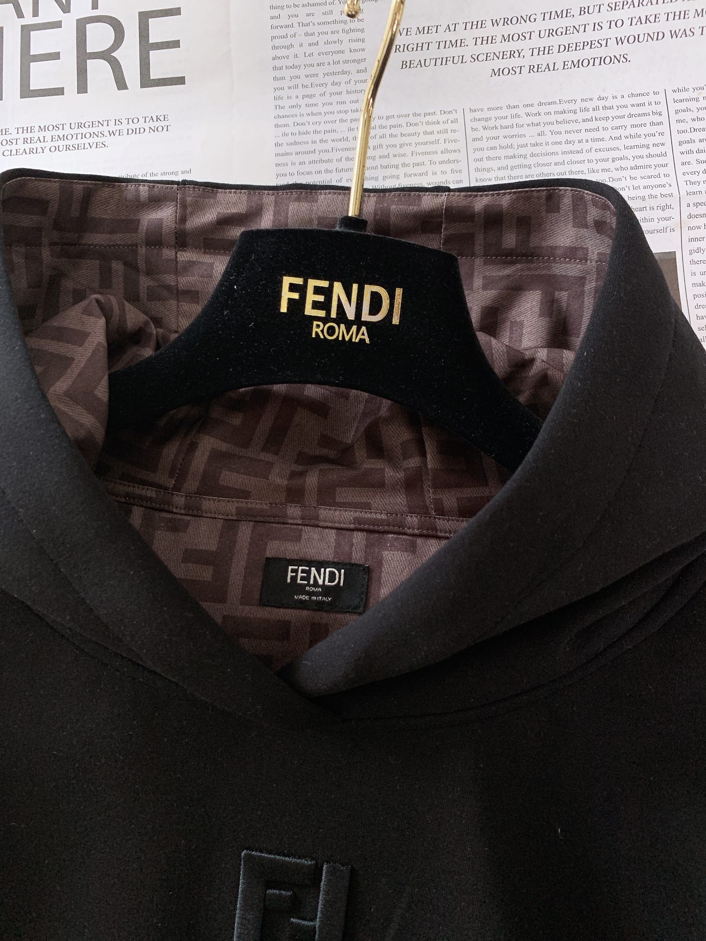 ￼
Fendi 芬迪 2025FW早秋新品 
休闲连帽卫衣。胸前立体刺绣的双F标识，不是简单“印上去”，