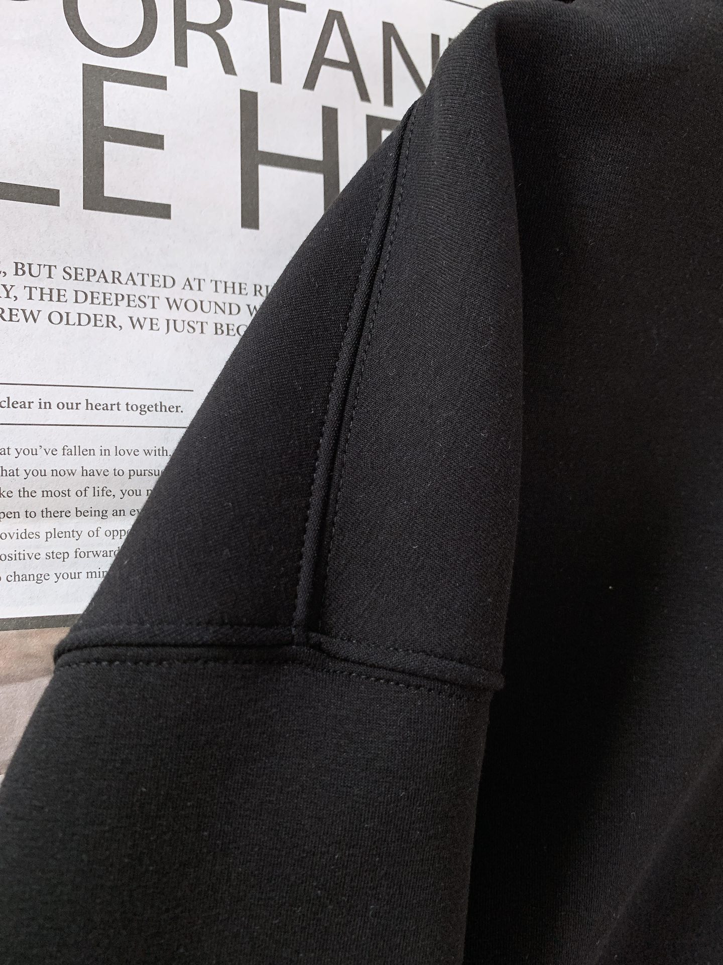 ￼
Fendi 芬迪 2025FW早秋新品 
休闲连帽卫衣。胸前立体刺绣的双F标识，不是简单“印上去”，