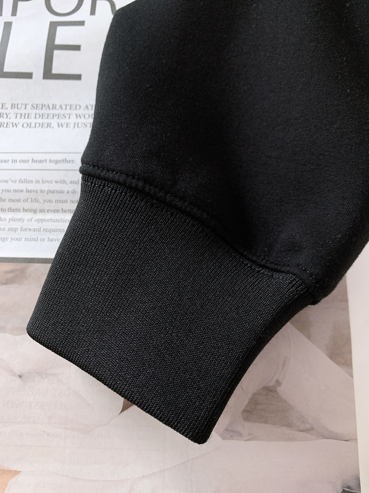 ￼
Fendi 芬迪 2025FW早秋新品 
休闲连帽卫衣。胸前立体刺绣的双F标识，不是简单“印上去”，