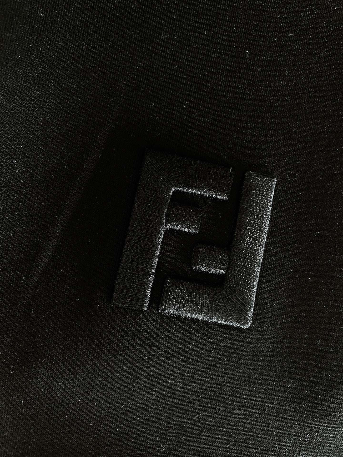 ￼
Fendi 芬迪 2025FW早秋新品 
休闲连帽卫衣。胸前立体刺绣的双F标识，不是简单“印上去”，