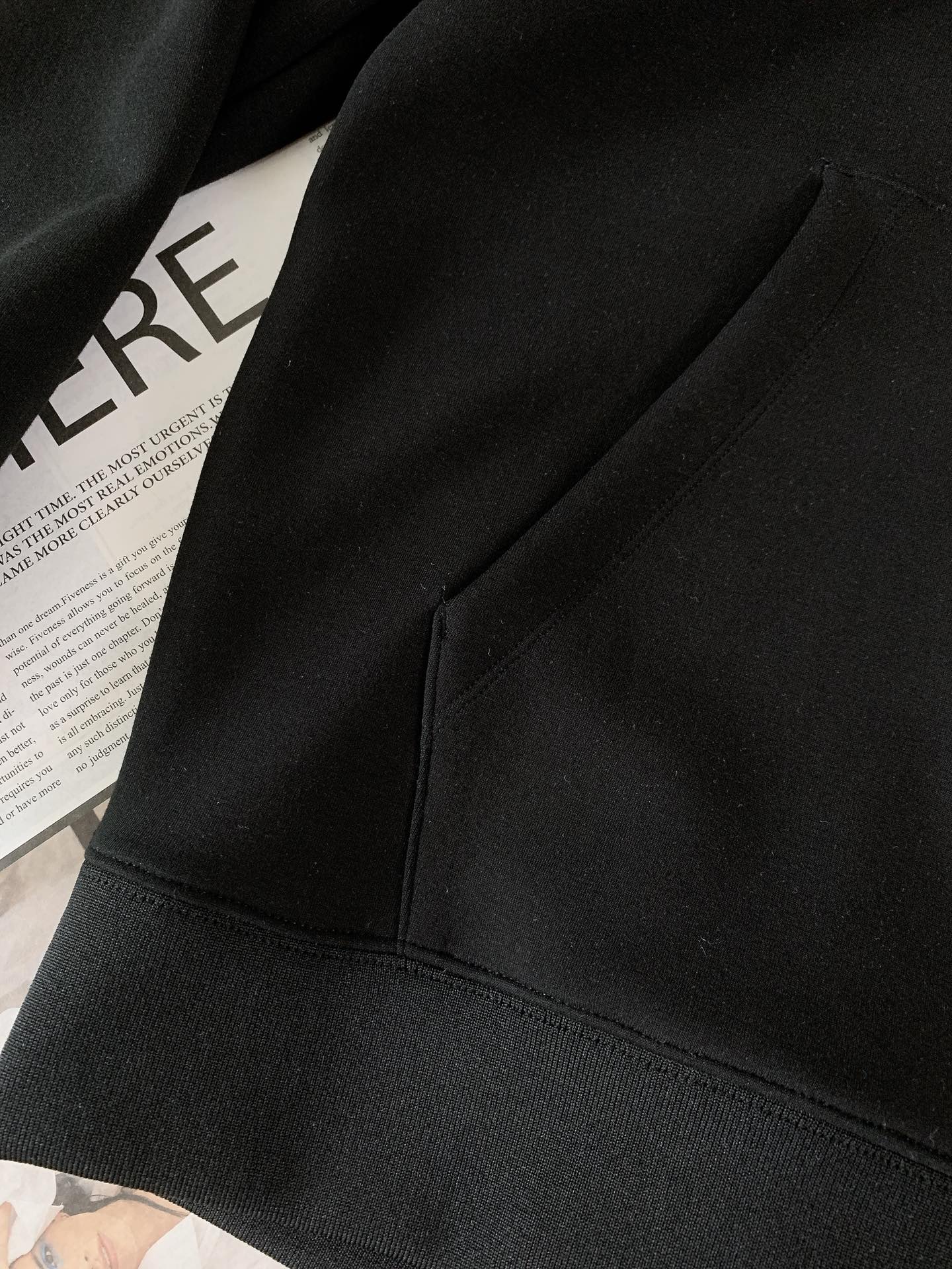 ￼
Fendi 芬迪 2025FW早秋新品 
休闲连帽卫衣。胸前立体刺绣的双F标识，不是简单“印上去”，