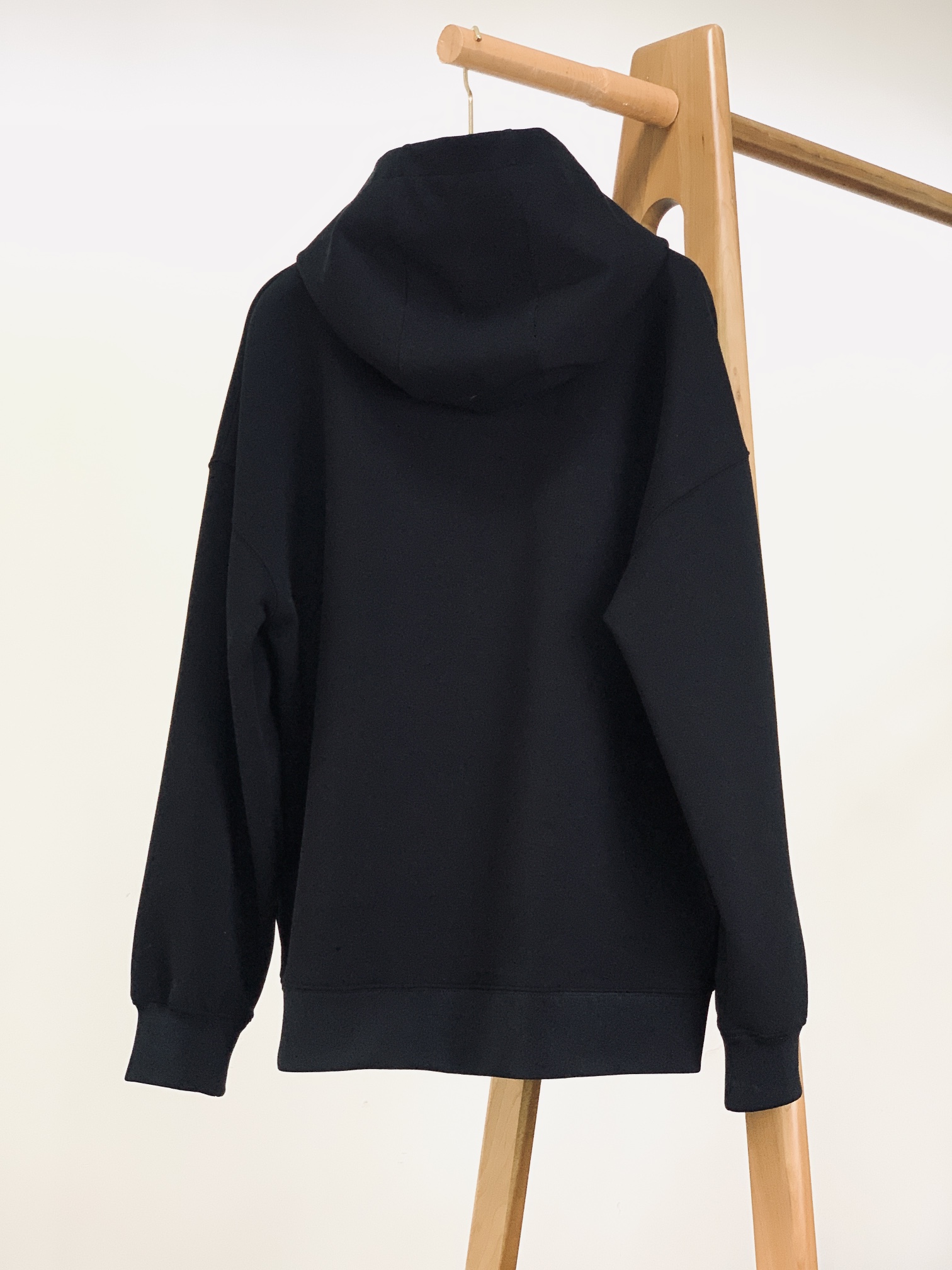 ￼
Fendi 芬迪 2025FW早秋新品 
休闲连帽卫衣。胸前立体刺绣的双F标识，不是简单“印上去”，