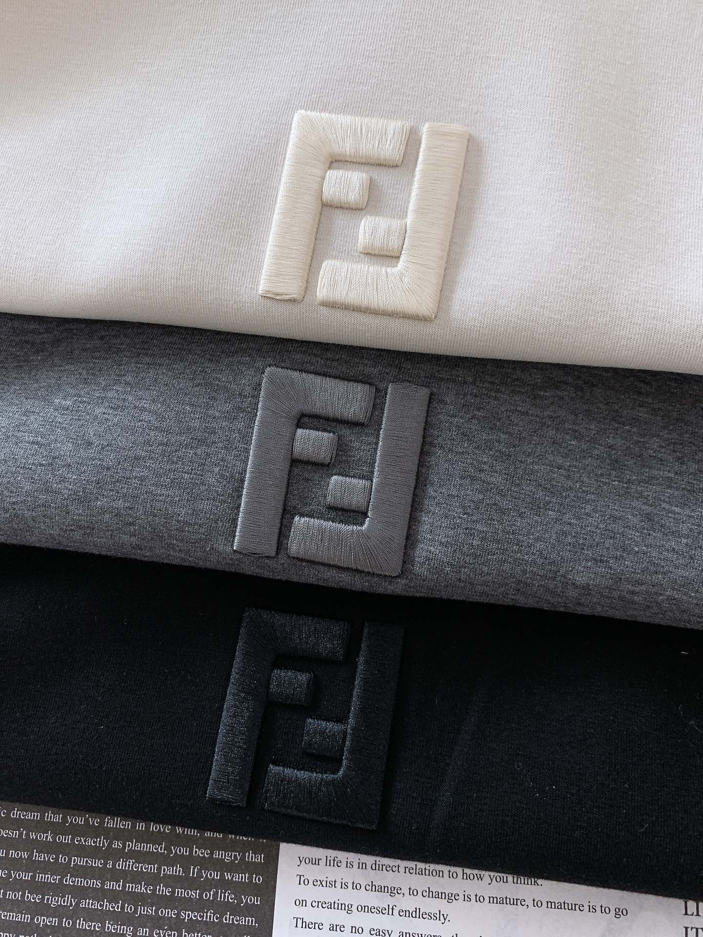 ￼
Fendi 芬迪 2025FW早秋新品 
休闲连帽卫衣。胸前立体刺绣的双F标识，不是简单“印上去”，