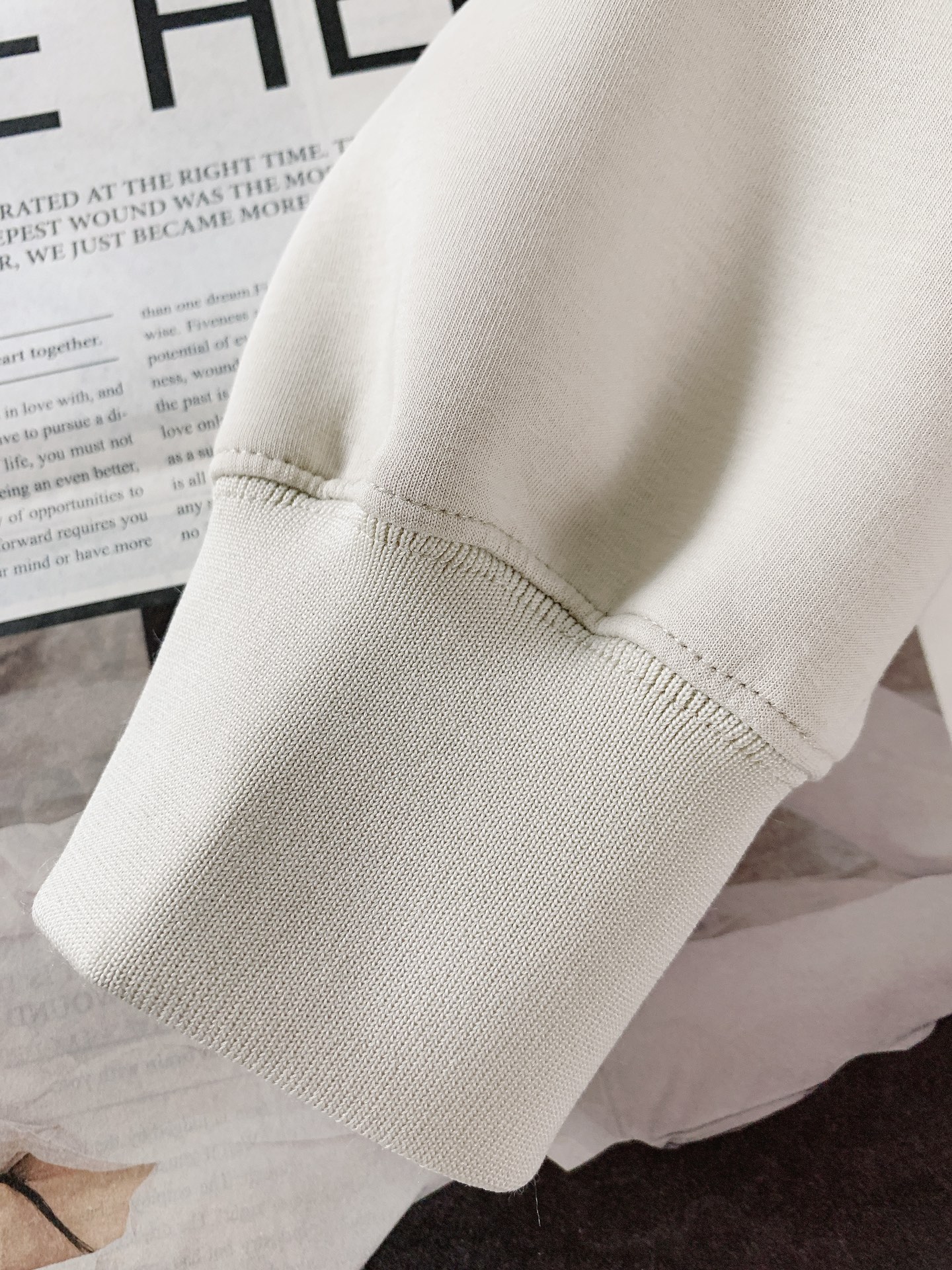 ￼
Fendi 芬迪 2025FW早秋新品 
休闲连帽卫衣。胸前立体刺绣的双F标识，不是简单“印上去”，