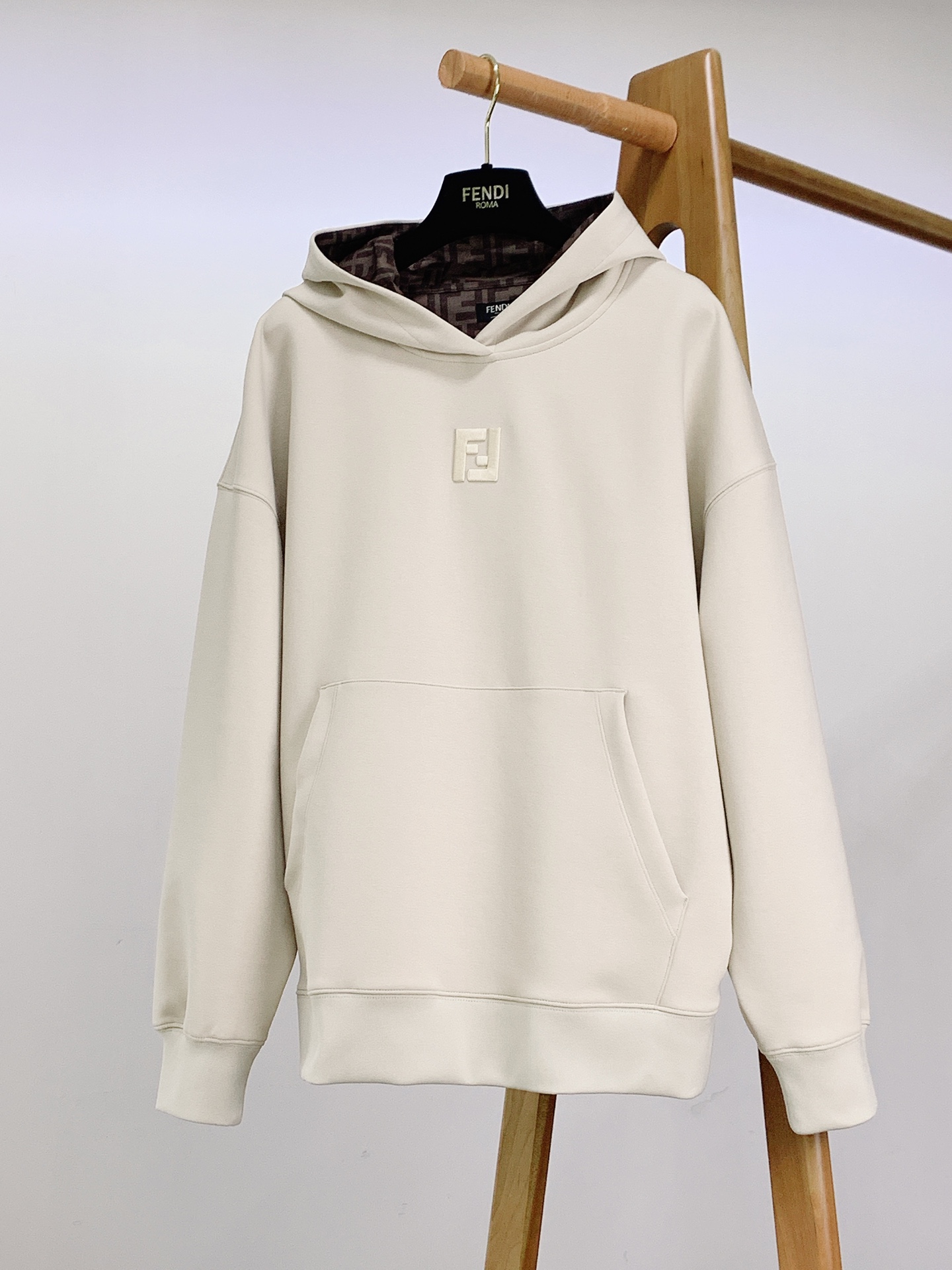 ￼
Fendi 芬迪 2025FW早秋新品 
休闲连帽卫衣。胸前立体刺绣的双F标识，不是简单“印上去”，