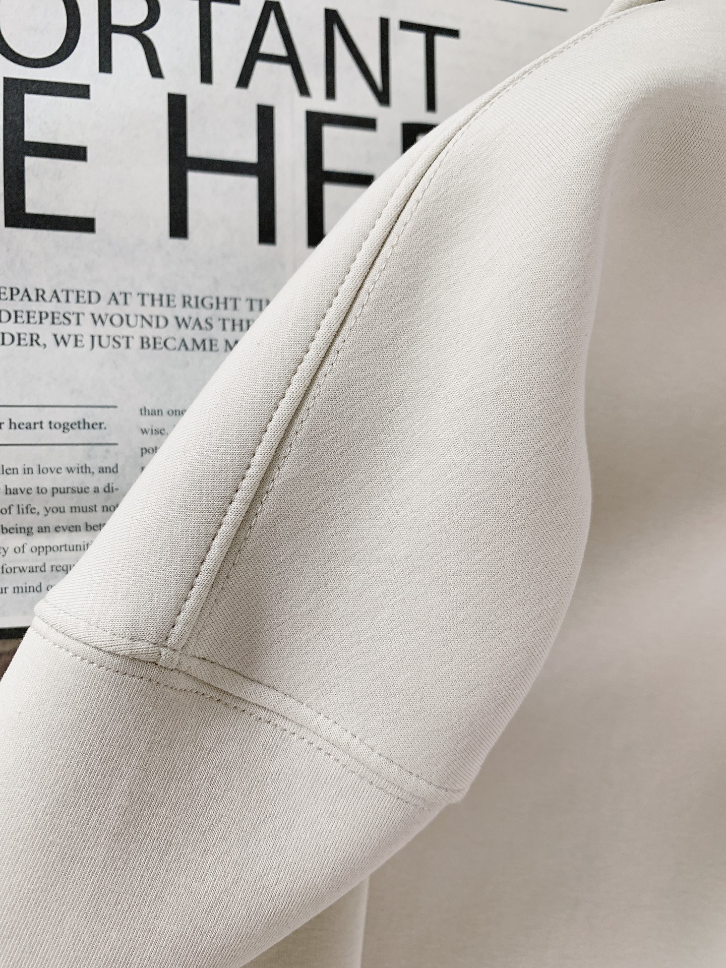 ￼
Fendi 芬迪 2025FW早秋新品 
休闲连帽卫衣。胸前立体刺绣的双F标识，不是简单“印上去”，