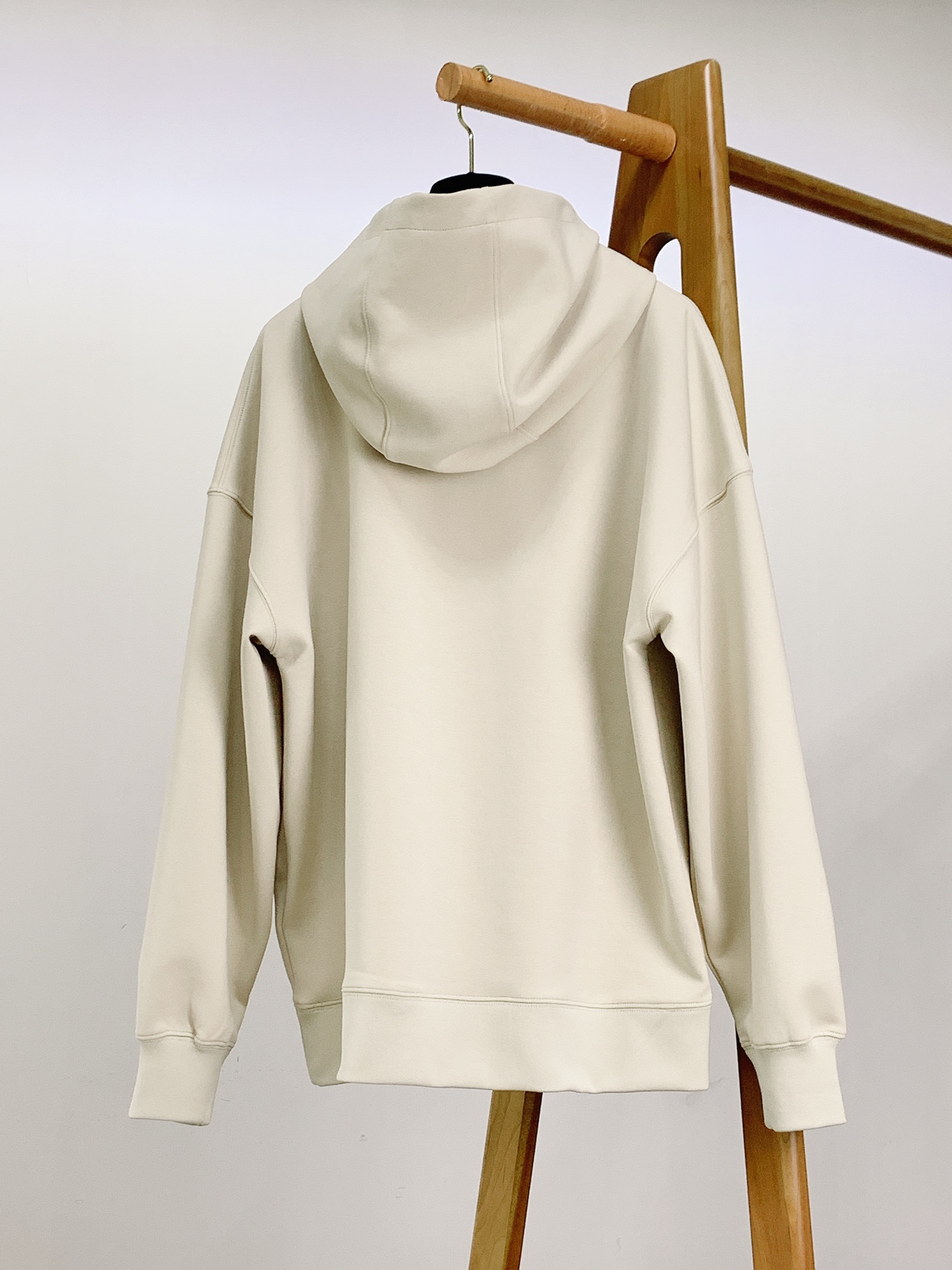 ￼
Fendi 芬迪 2025FW早秋新品 
休闲连帽卫衣。胸前立体刺绣的双F标识，不是简单“印上去”，