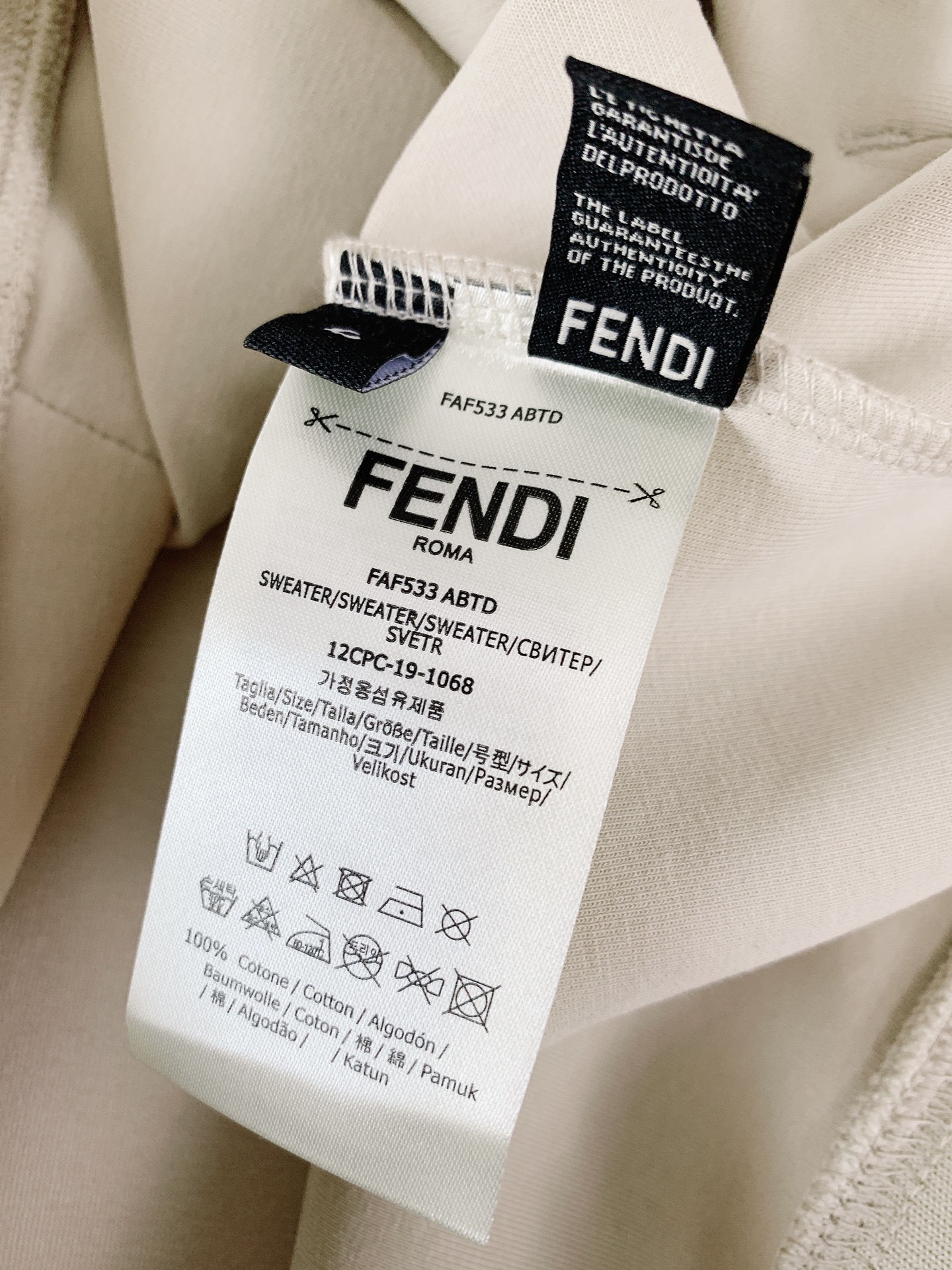￼
Fendi 芬迪 2025FW早秋新品 
休闲连帽卫衣。胸前立体刺绣的双F标识，不是简单“印上去”，