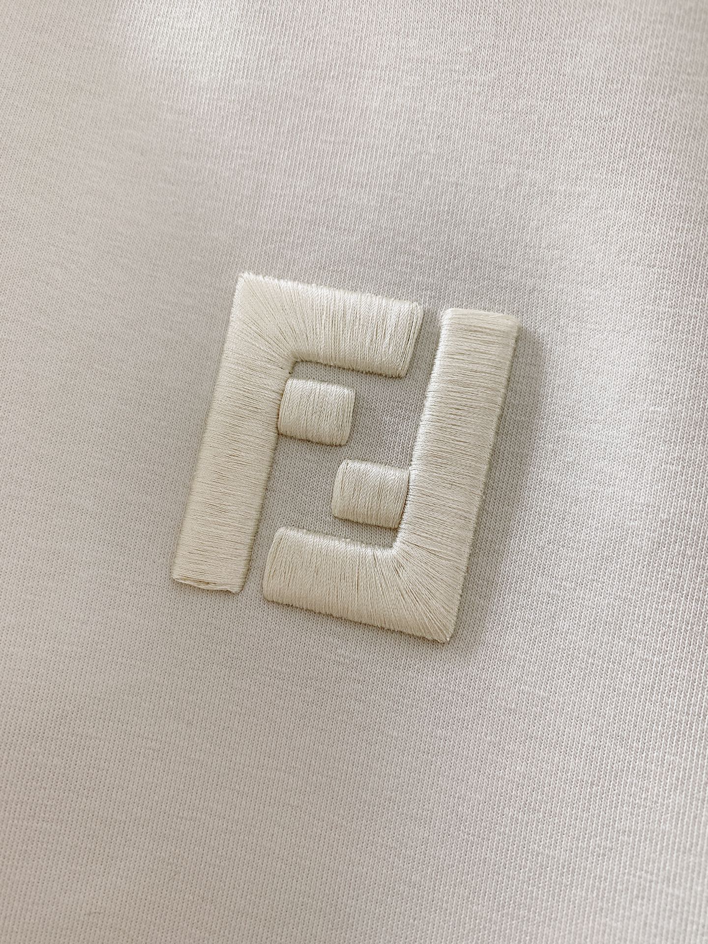 ￼
Fendi 芬迪 2025FW早秋新品 
休闲连帽卫衣。胸前立体刺绣的双F标识，不是简单“印上去”，