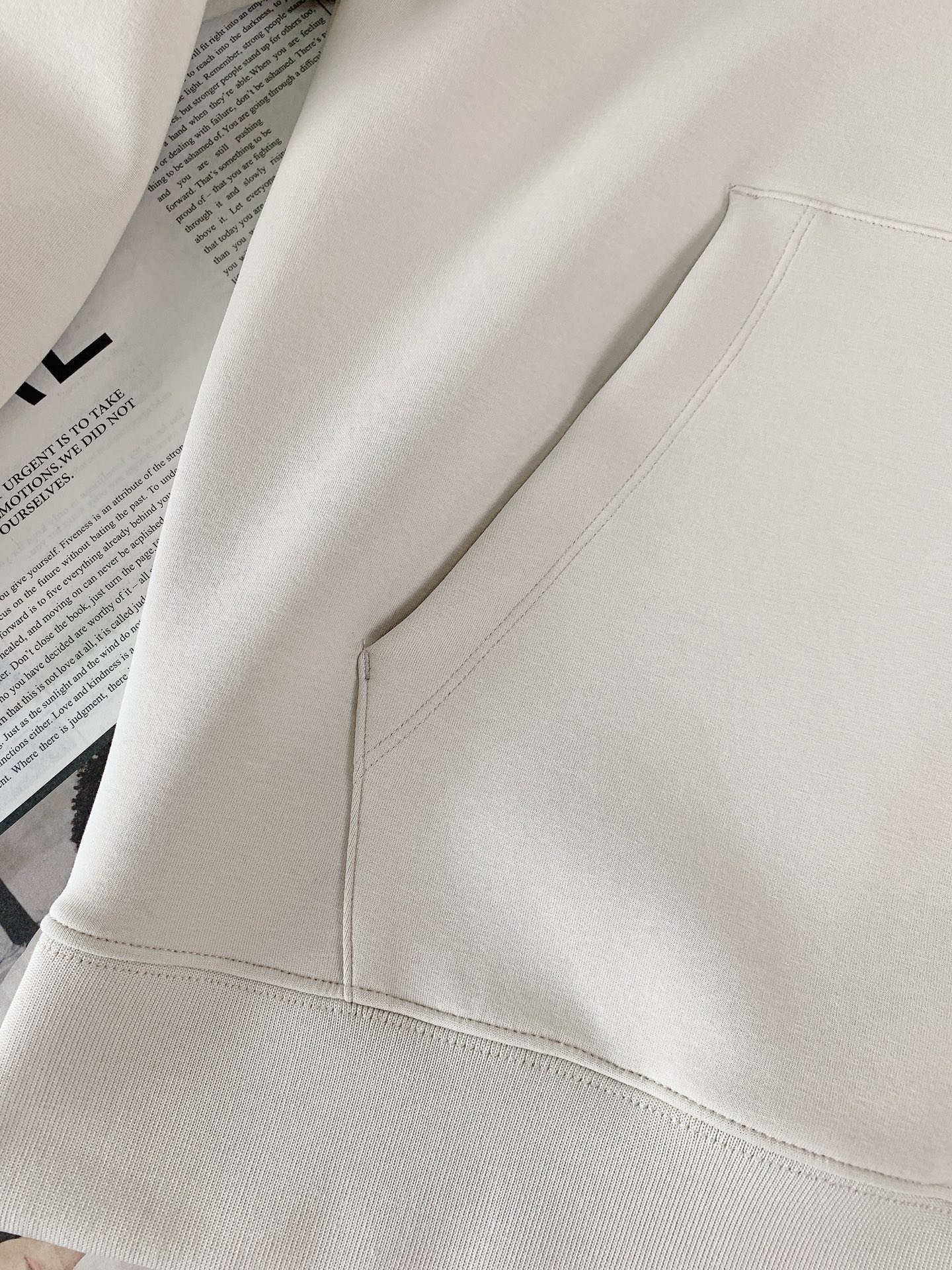 ￼
Fendi 芬迪 2025FW早秋新品 
休闲连帽卫衣。胸前立体刺绣的双F标识，不是简单“印上去”，