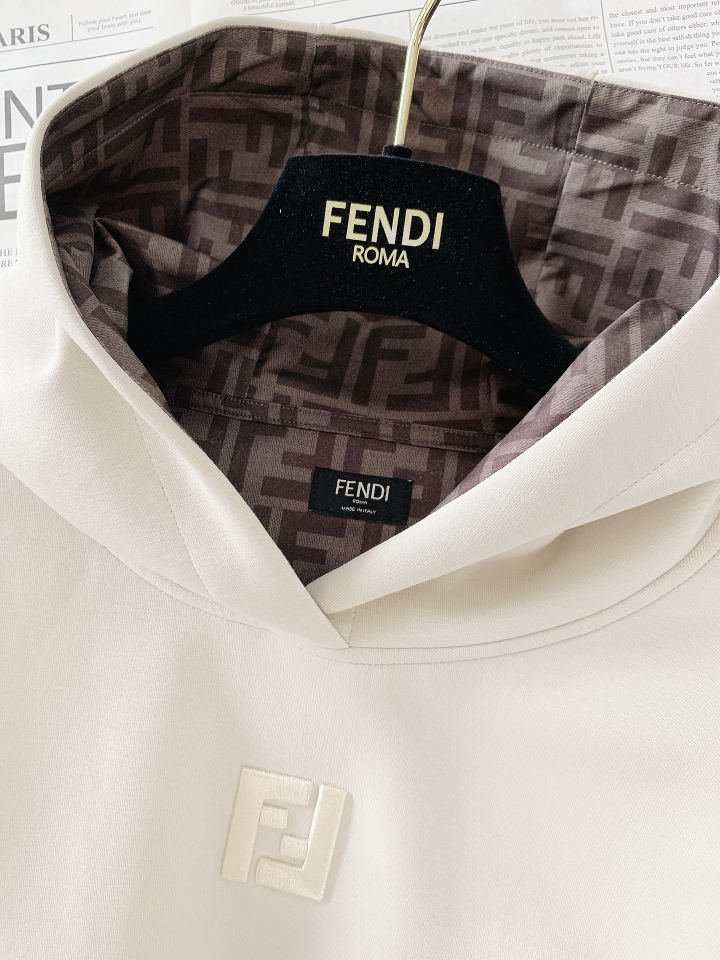 ￼
Fendi 芬迪 2025FW早秋新品 
休闲连帽卫衣。胸前立体刺绣的双F标识，不是简单“印上去”，