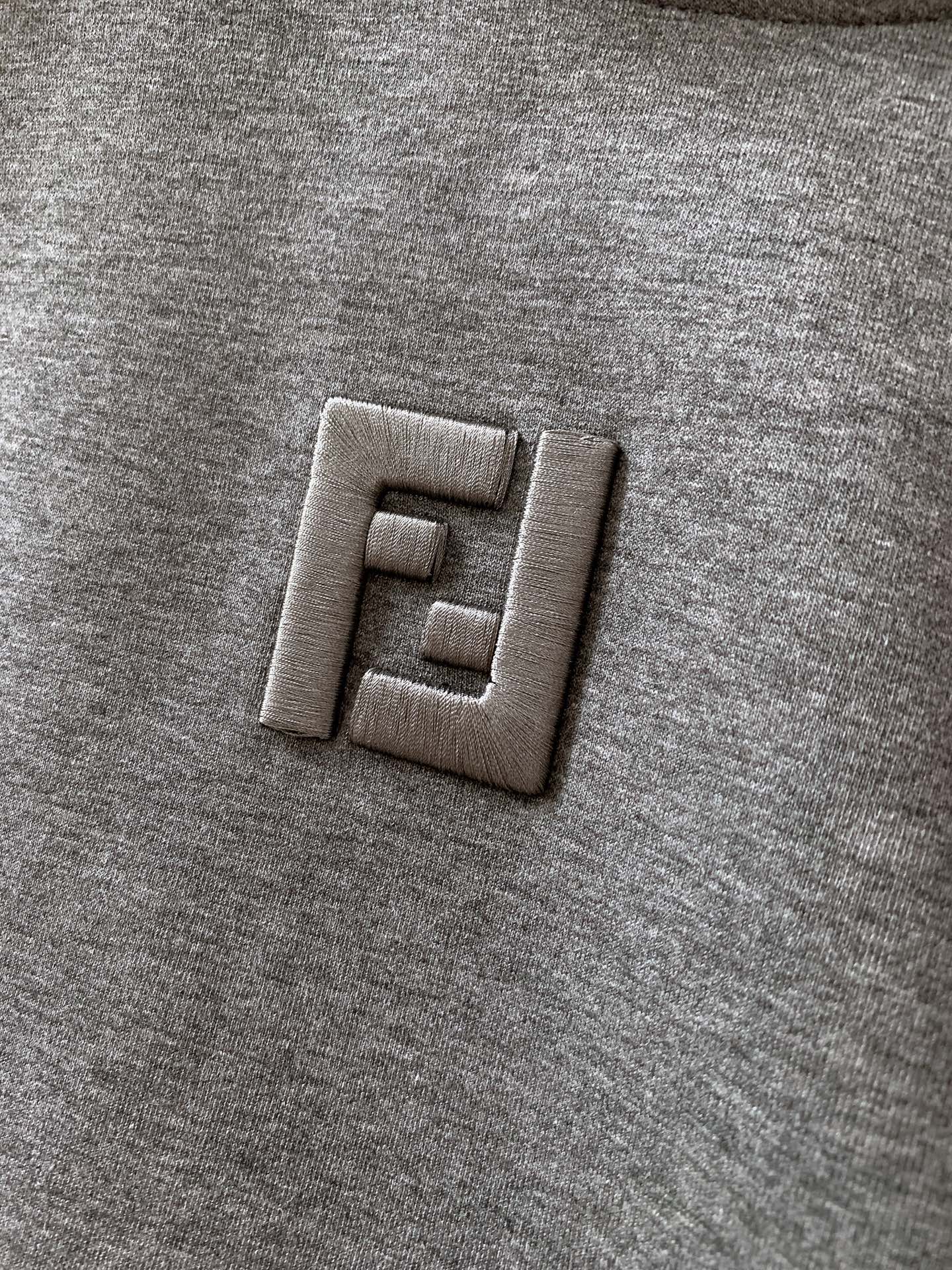 ￼
Fendi 芬迪 2025FW早秋新品 
休闲连帽卫衣。胸前立体刺绣的双F标识，不是简单“印上去”，