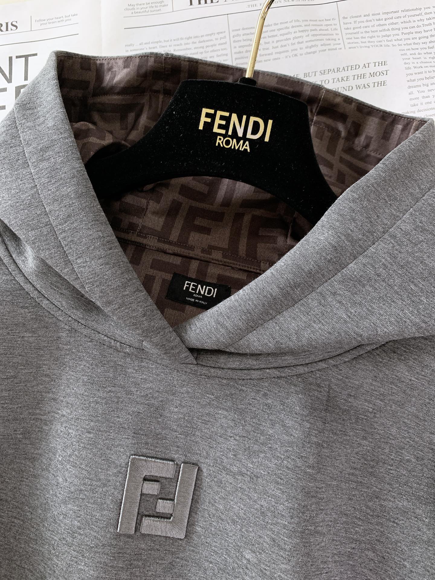￼
Fendi 芬迪 2025FW早秋新品 
休闲连帽卫衣。胸前立体刺绣的双F标识，不是简单“印上去”，