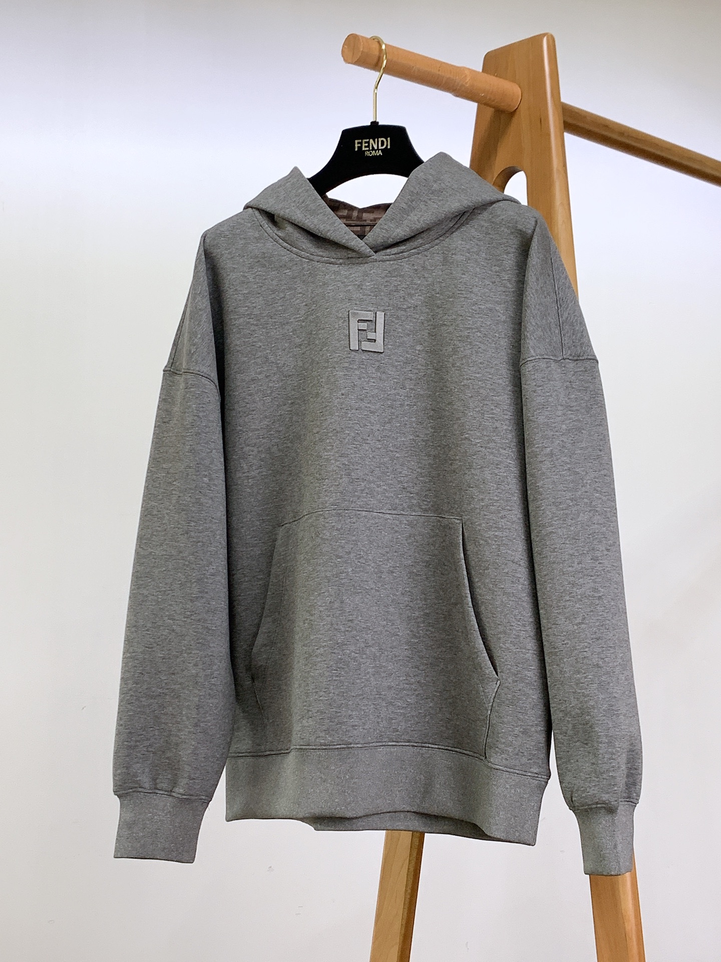 ￼
Fendi 芬迪 2025FW早秋新品 
休闲连帽卫衣。胸前立体刺绣的双F标识，不是简单“印上去”，