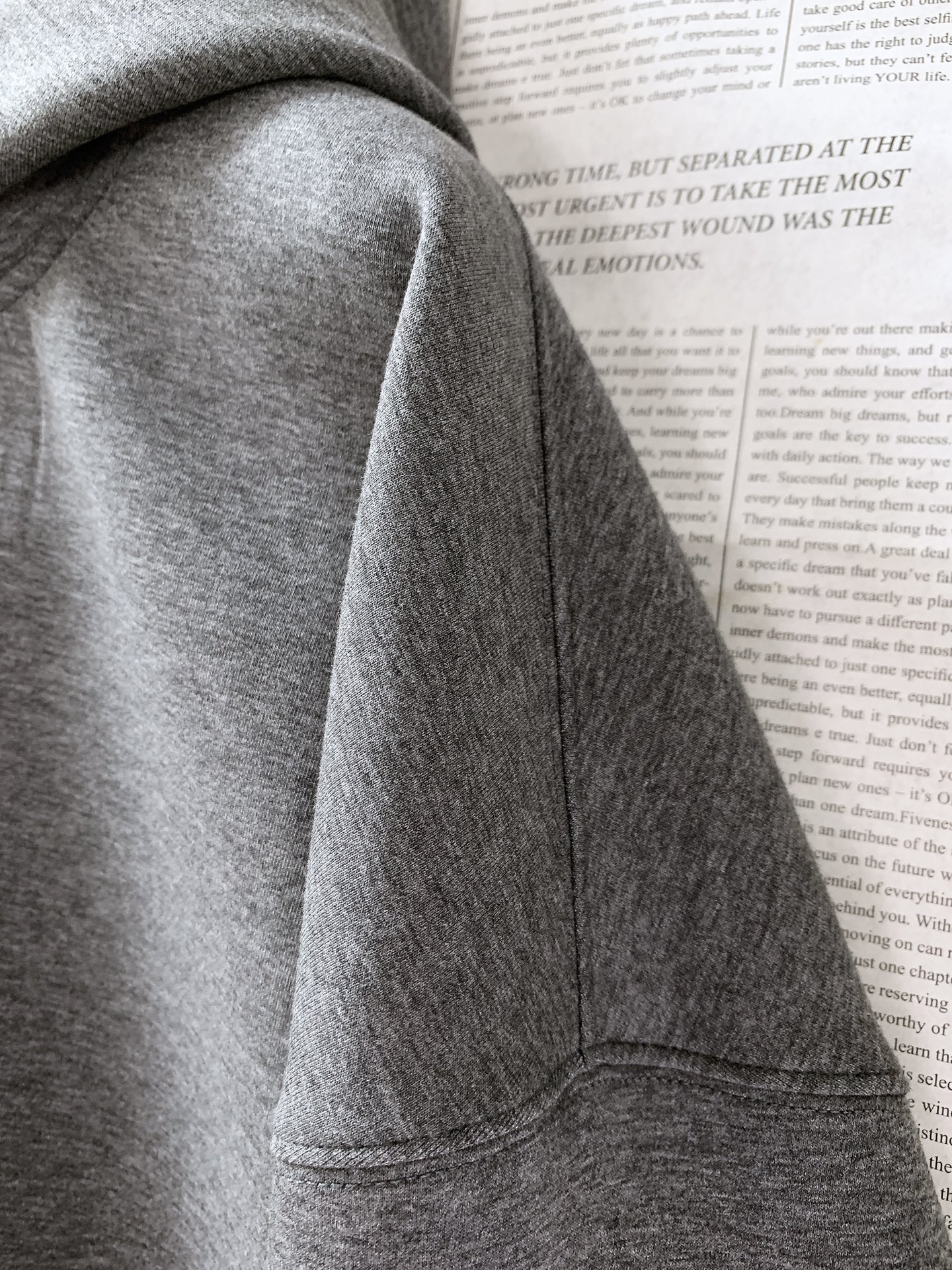 ￼
Fendi 芬迪 2025FW早秋新品 
休闲连帽卫衣。胸前立体刺绣的双F标识，不是简单“印上去”，