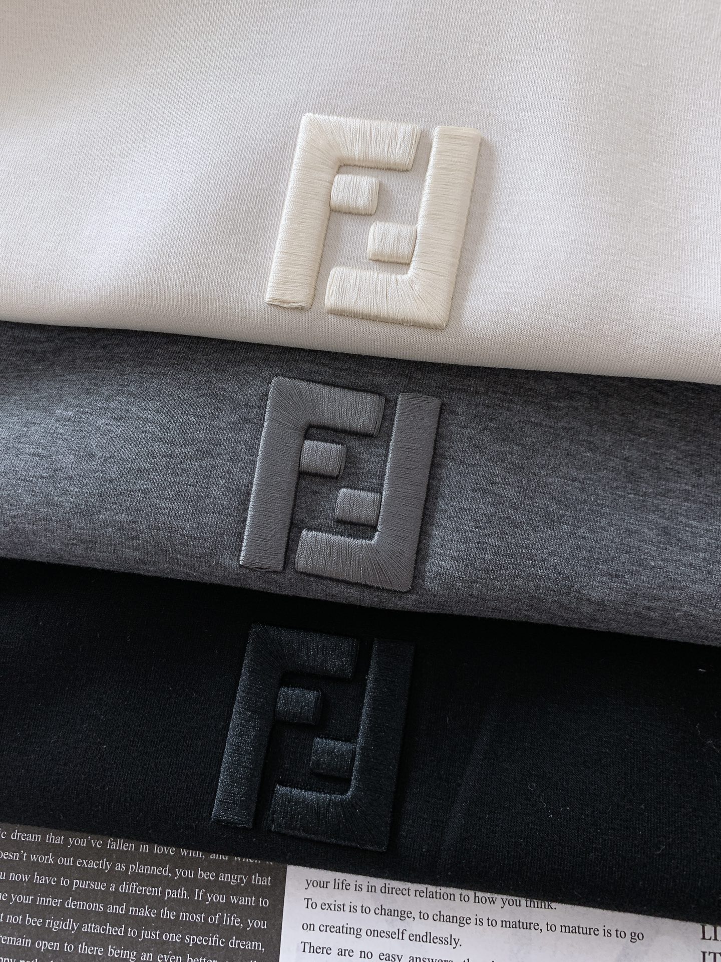 ￼
Fendi 芬迪 2025FW早秋新品 
休闲连帽卫衣。胸前立体刺绣的双F标识，不是简单“印上去”，