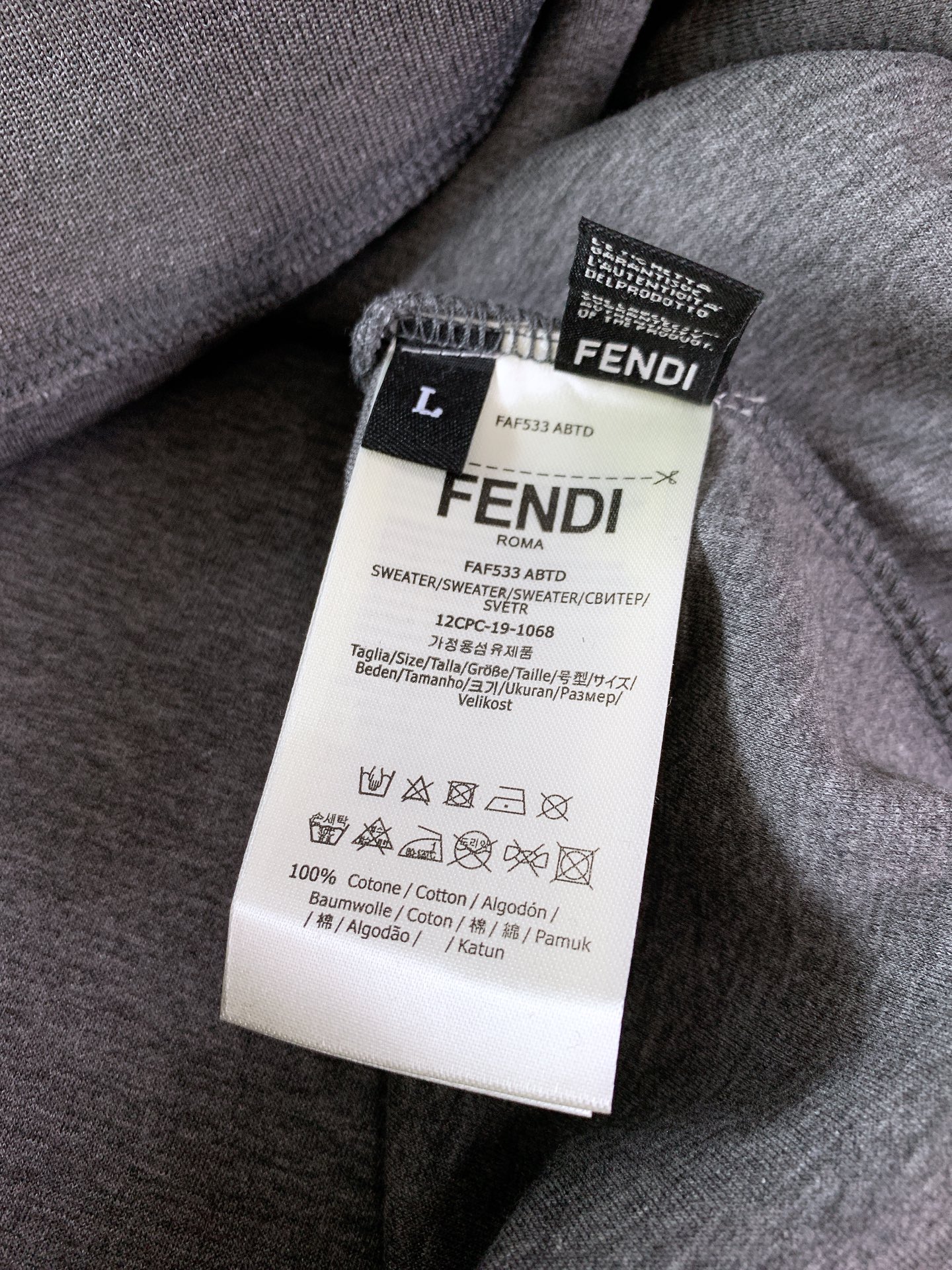 ￼
Fendi 芬迪 2025FW早秋新品 
休闲连帽卫衣。胸前立体刺绣的双F标识，不是简单“印上去”，