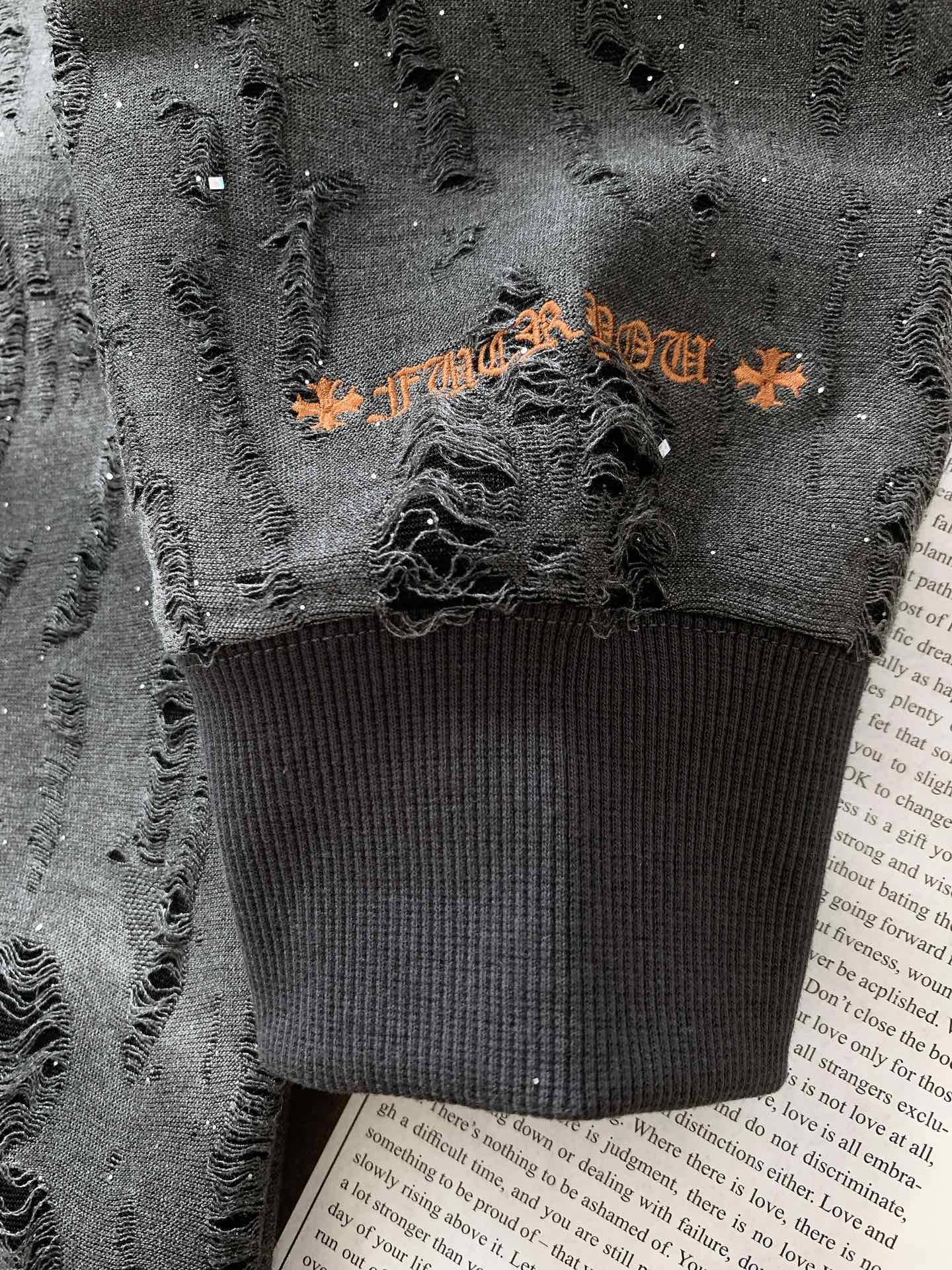 
Chrome Hearts 克罗心 2025FW早秋新品
复古做旧破洞卫衣。不是流水线的粗糙撕裂，是手