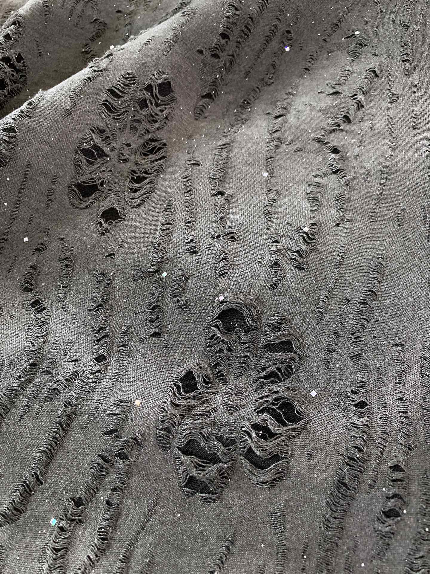 
Chrome Hearts 克罗心 2025FW早秋新品
复古做旧破洞卫衣。不是流水线的粗糙撕裂，是手