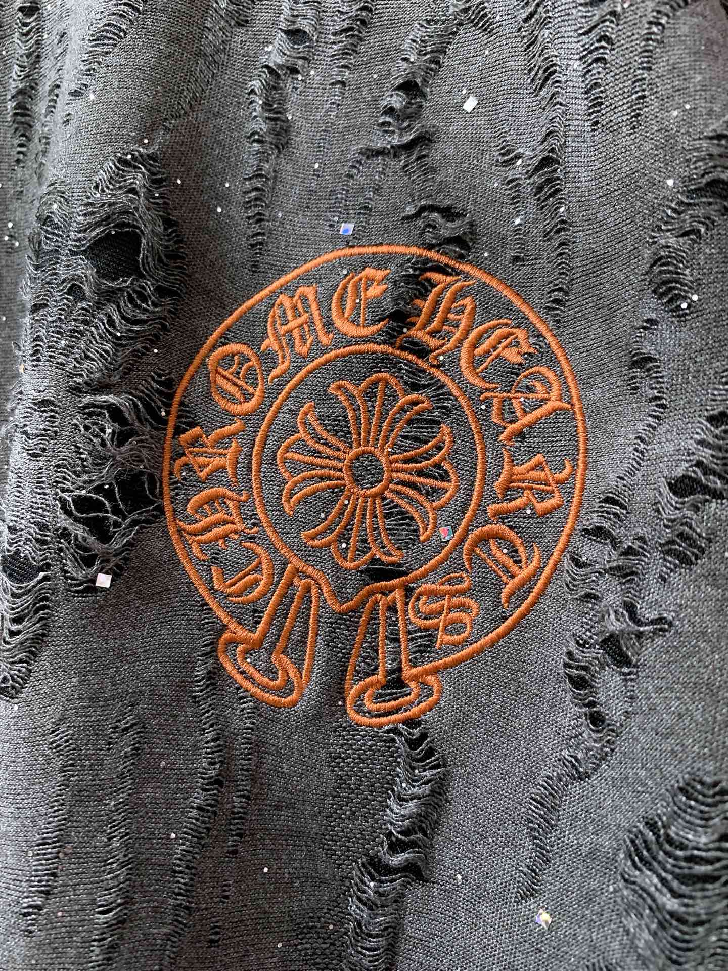 
Chrome Hearts 克罗心 2025FW早秋新品
复古做旧破洞卫衣。不是流水线的粗糙撕裂，是手