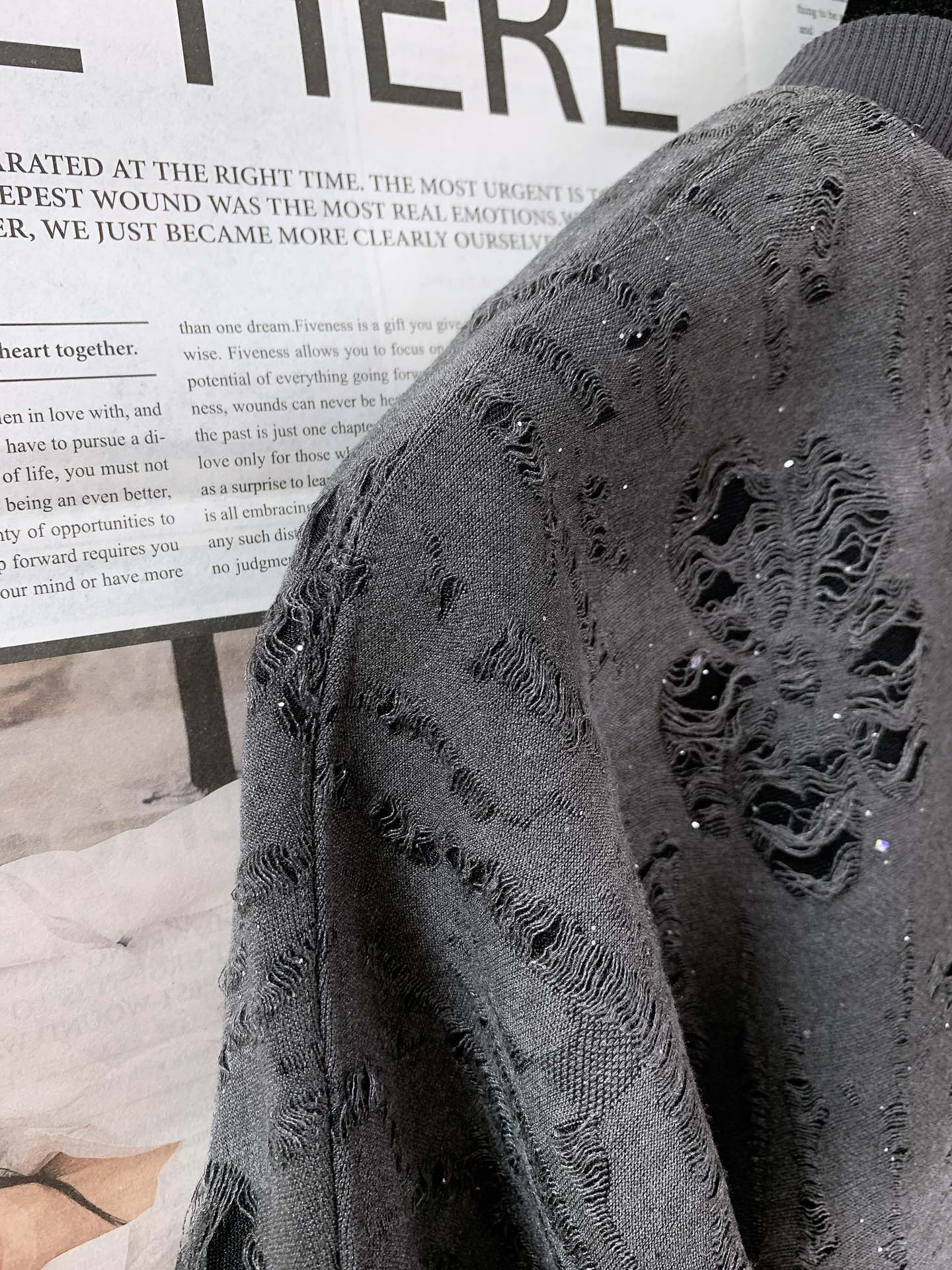 
Chrome Hearts 克罗心 2025FW早秋新品
复古做旧破洞卫衣。不是流水线的粗糙撕裂，是手