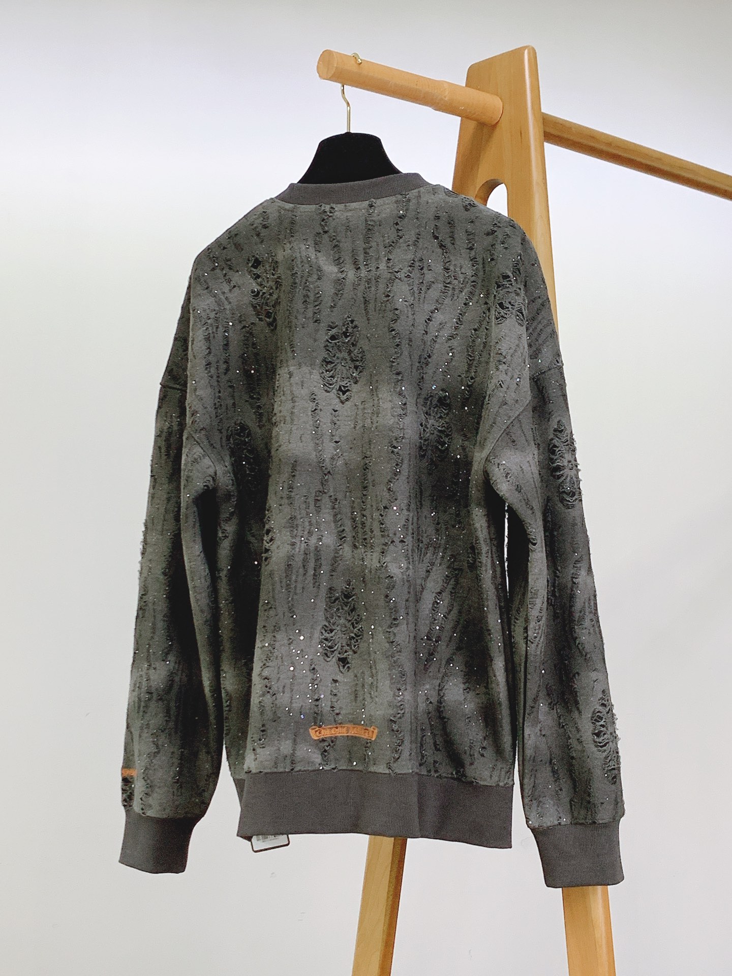 
Chrome Hearts 克罗心 2025FW早秋新品
复古做旧破洞卫衣。不是流水线的粗糙撕裂，是手