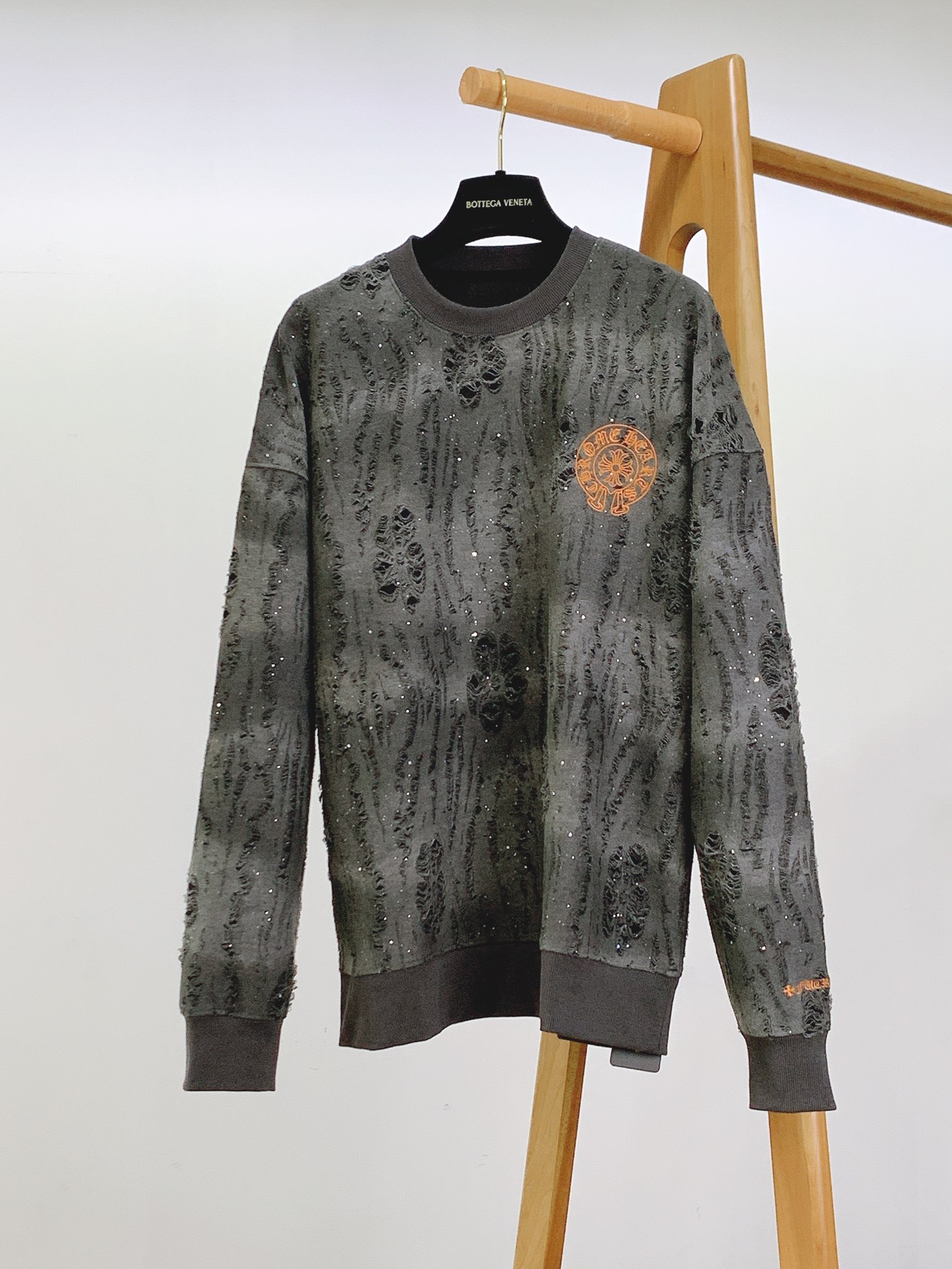 
Chrome Hearts 克罗心 2025FW早秋新品
复古做旧破洞卫衣。不是流水线的粗糙撕裂，是手