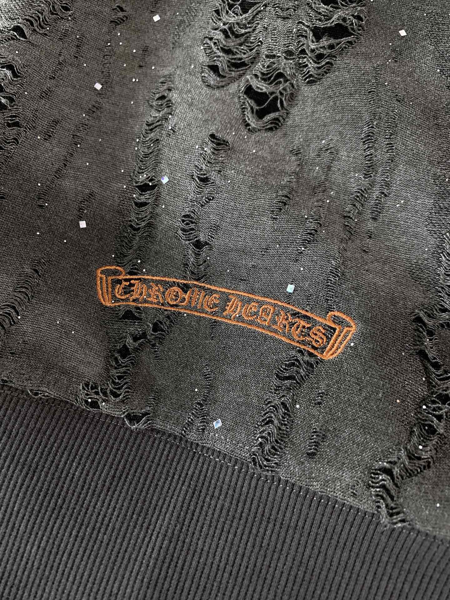 
Chrome Hearts 克罗心 2025FW早秋新品
复古做旧破洞卫衣。不是流水线的粗糙撕裂，是手