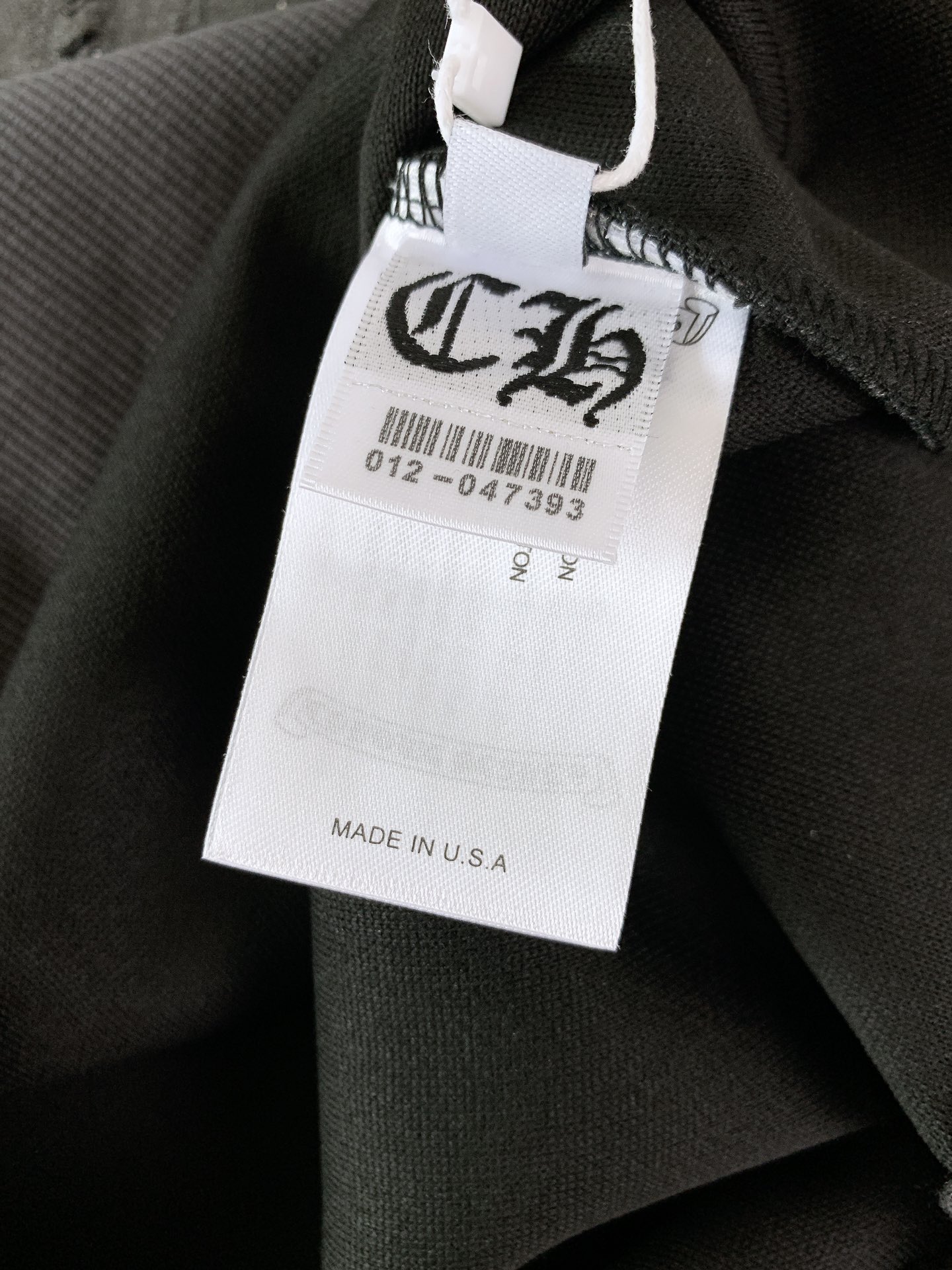 
Chrome Hearts 克罗心 2025FW早秋新品
复古做旧破洞卫衣。不是流水线的粗糙撕裂，是手