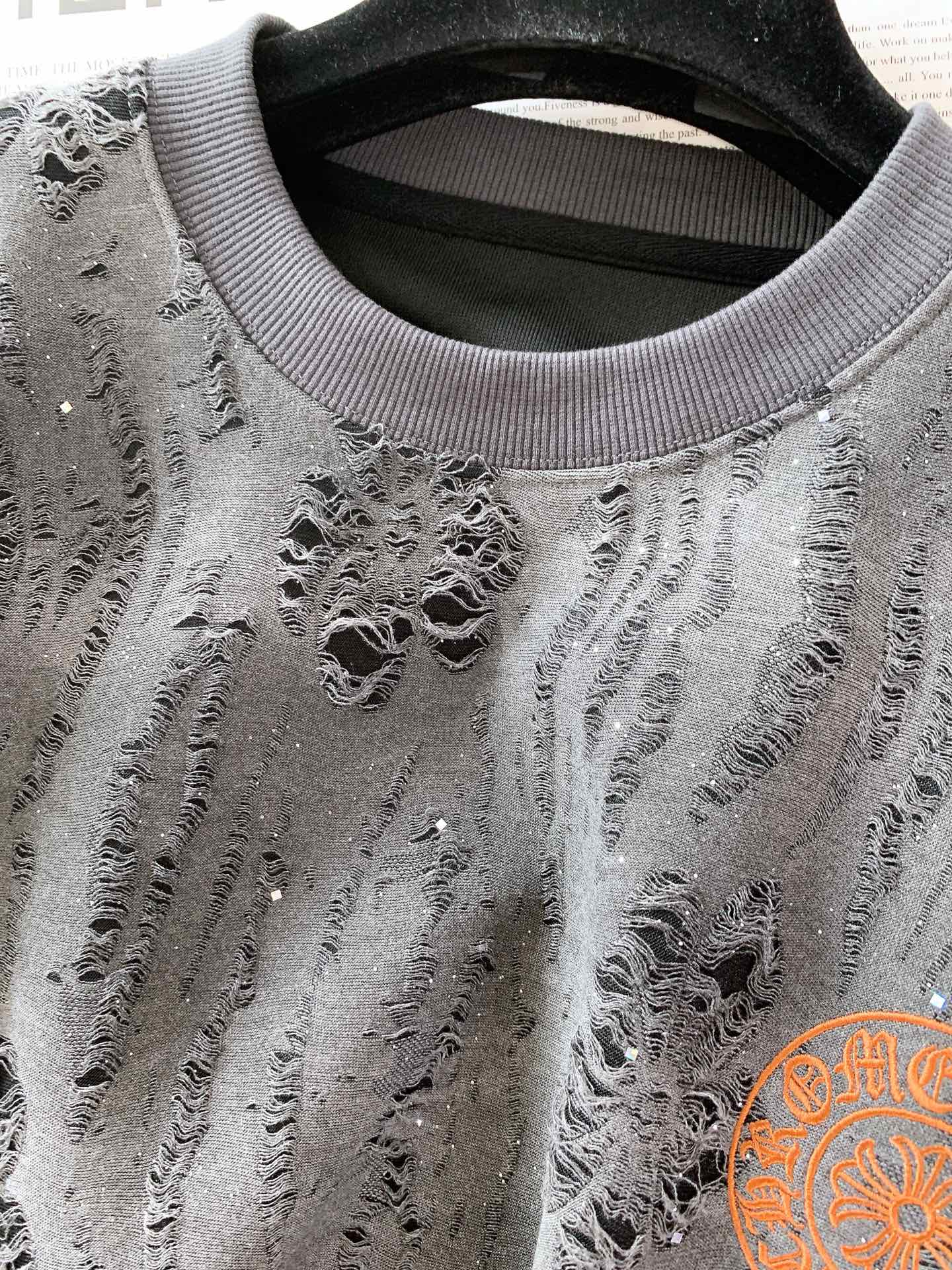 
Chrome Hearts 克罗心 2025FW早秋新品
复古做旧破洞卫衣。不是流水线的粗糙撕裂，是手