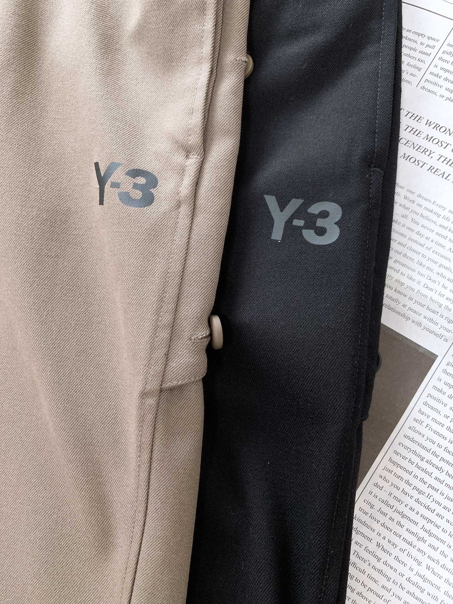 ￼ 
Y-3 山本耀司 2025FW早秋新品
看似简约的直筒剪裁，实则暗藏「立体工学」—— 裤身褶皱不是