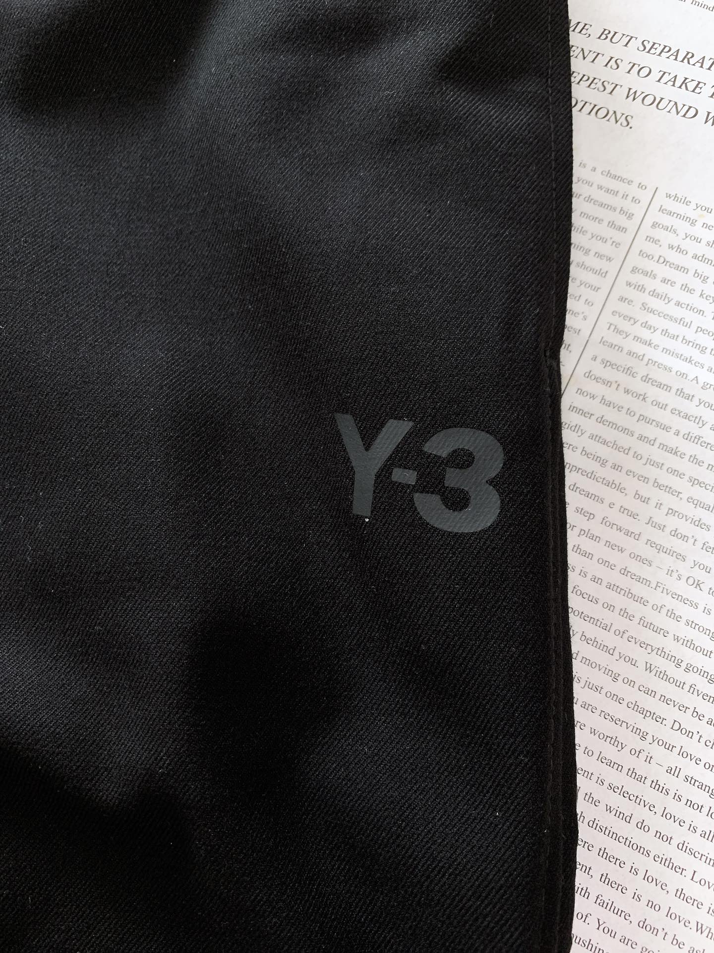 ￼ 
Y-3 山本耀司 2025FW早秋新品
看似简约的直筒剪裁，实则暗藏「立体工学」—— 裤身褶皱不是