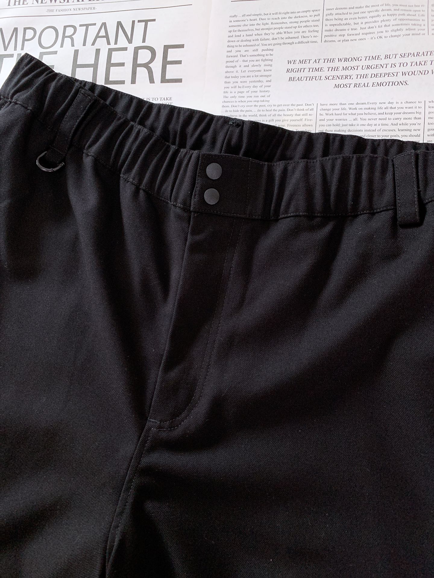 ￼ 
Y-3 山本耀司 2025FW早秋新品
看似简约的直筒剪裁，实则暗藏「立体工学」—— 裤身褶皱不是